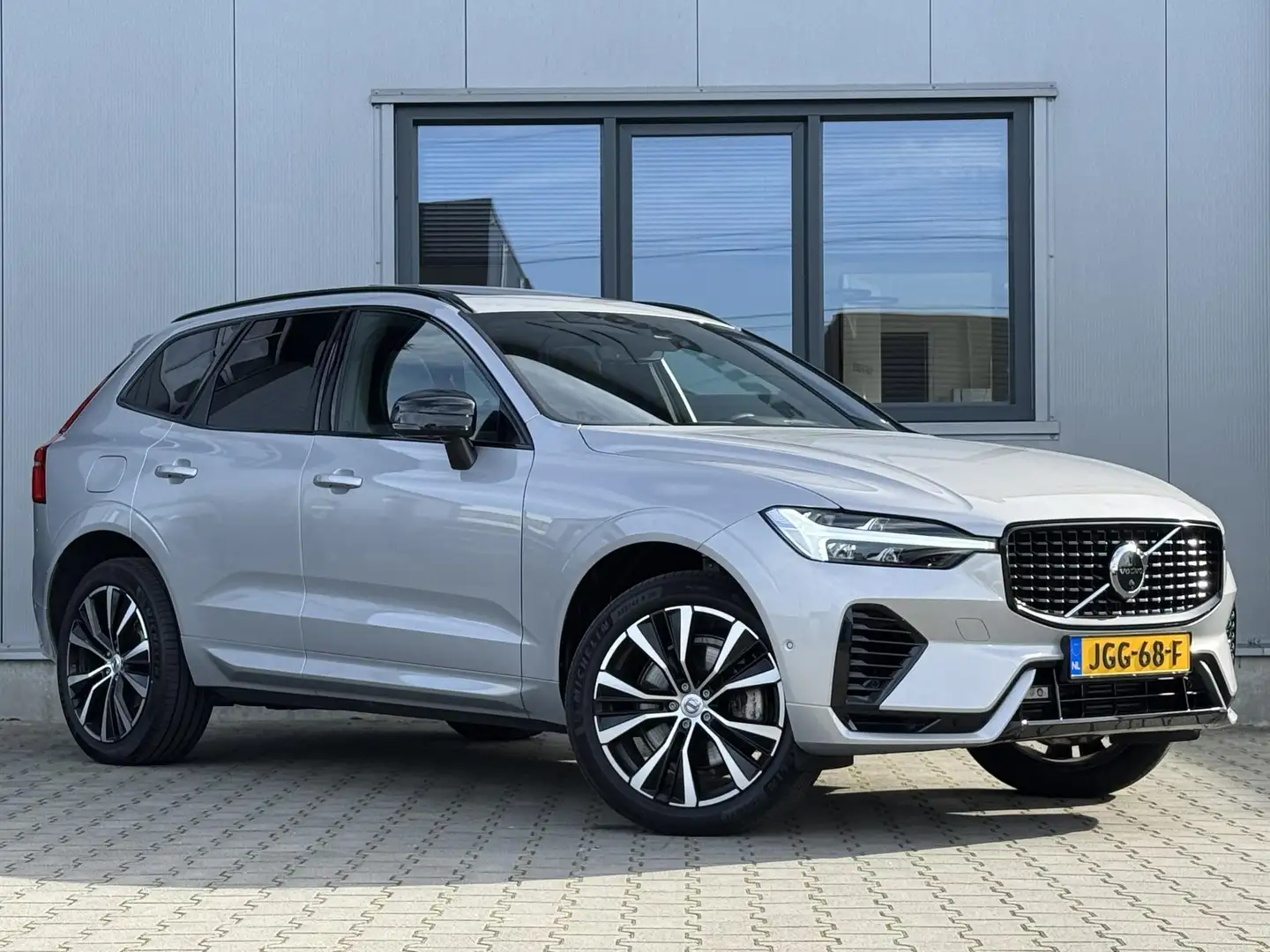 Volvo XC60 2.0 T6 Plug-in hybrid AWD Plus Dark 349 pk | R des Gris - 2
