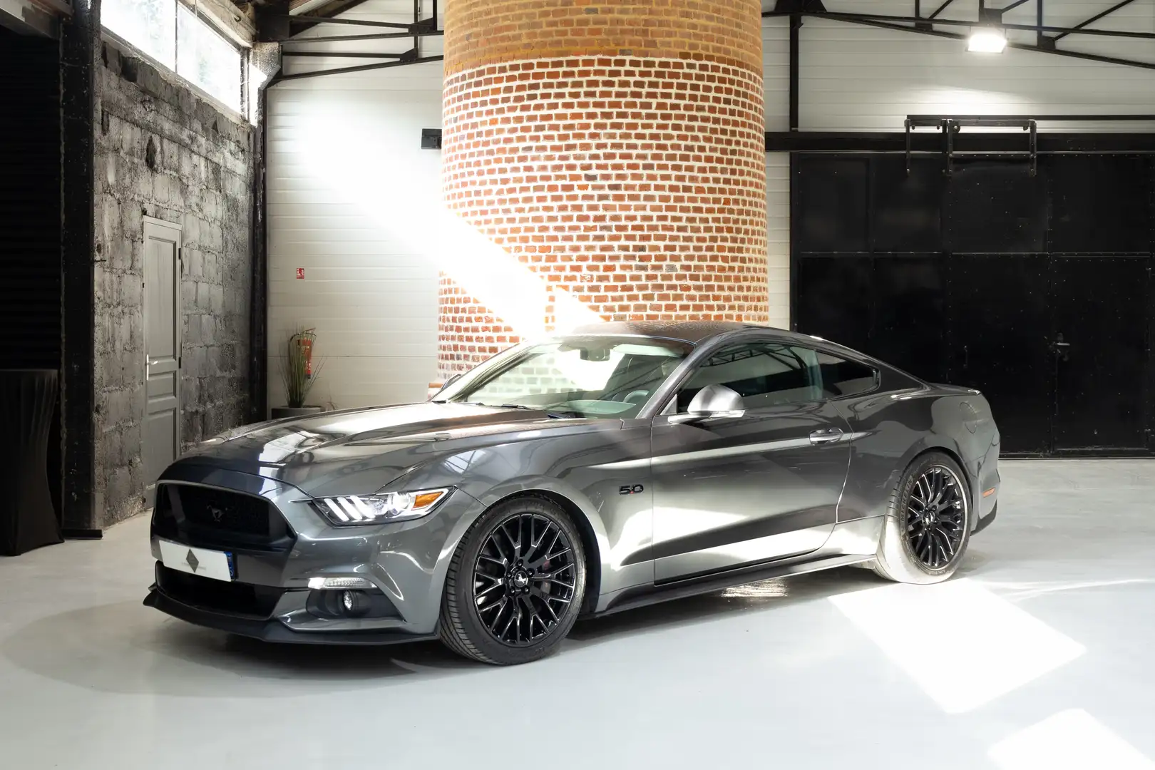 Ford Mustang Mustang Fastback V8 5.0 421 GT A Gris - 1