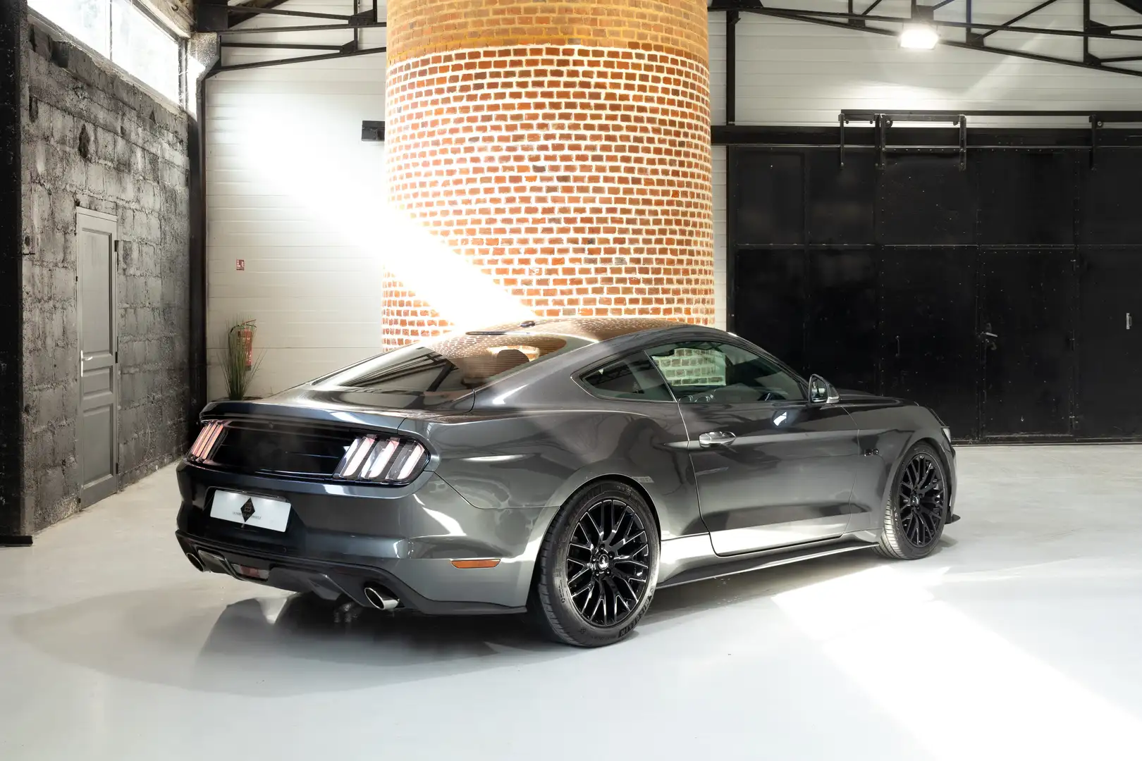 Ford Mustang Mustang Fastback V8 5.0 421 GT A Gris - 2