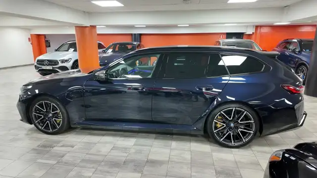BMW M5 view 3
