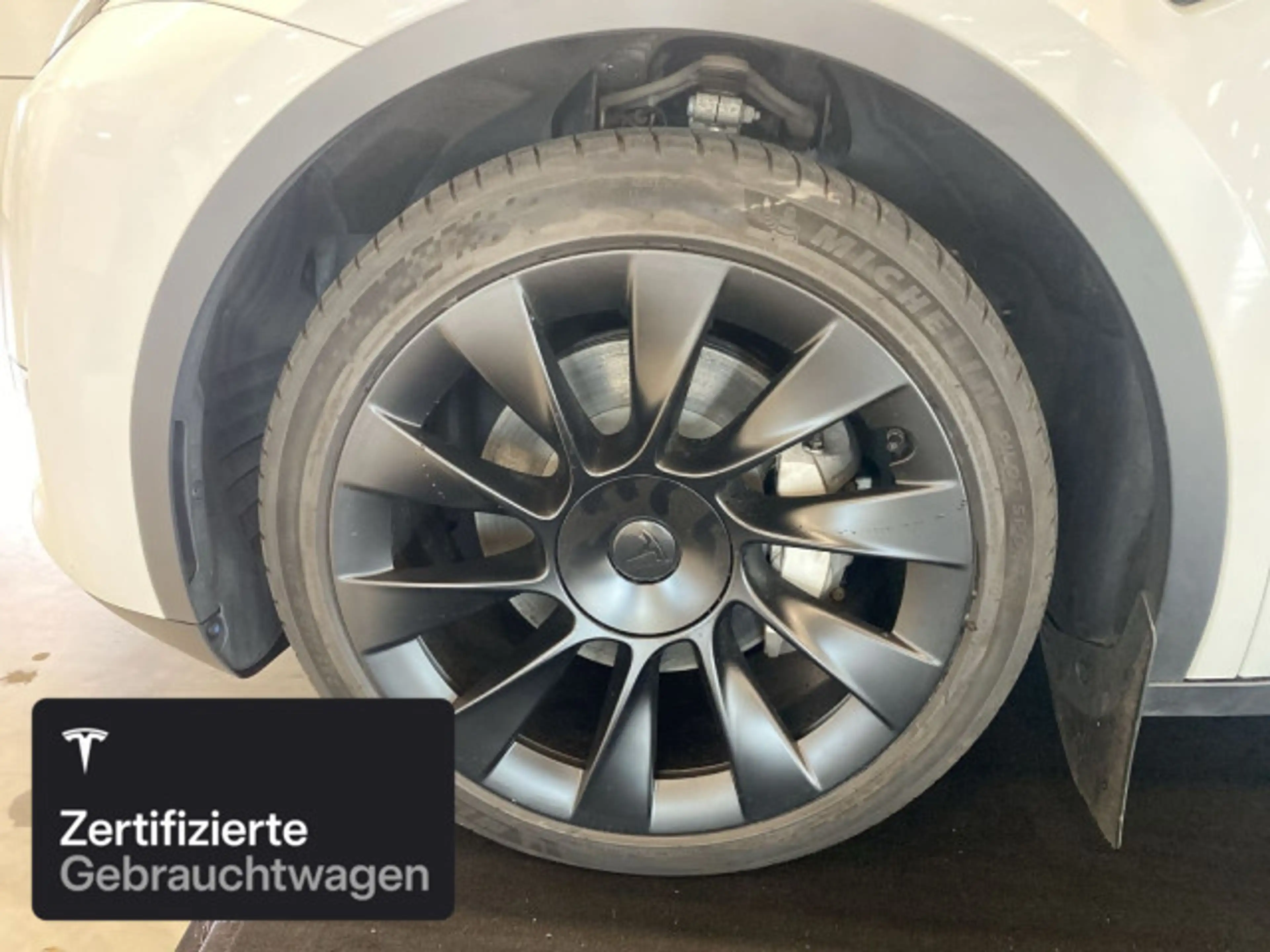 Tesla Model Y Long Range AWD — photo 7