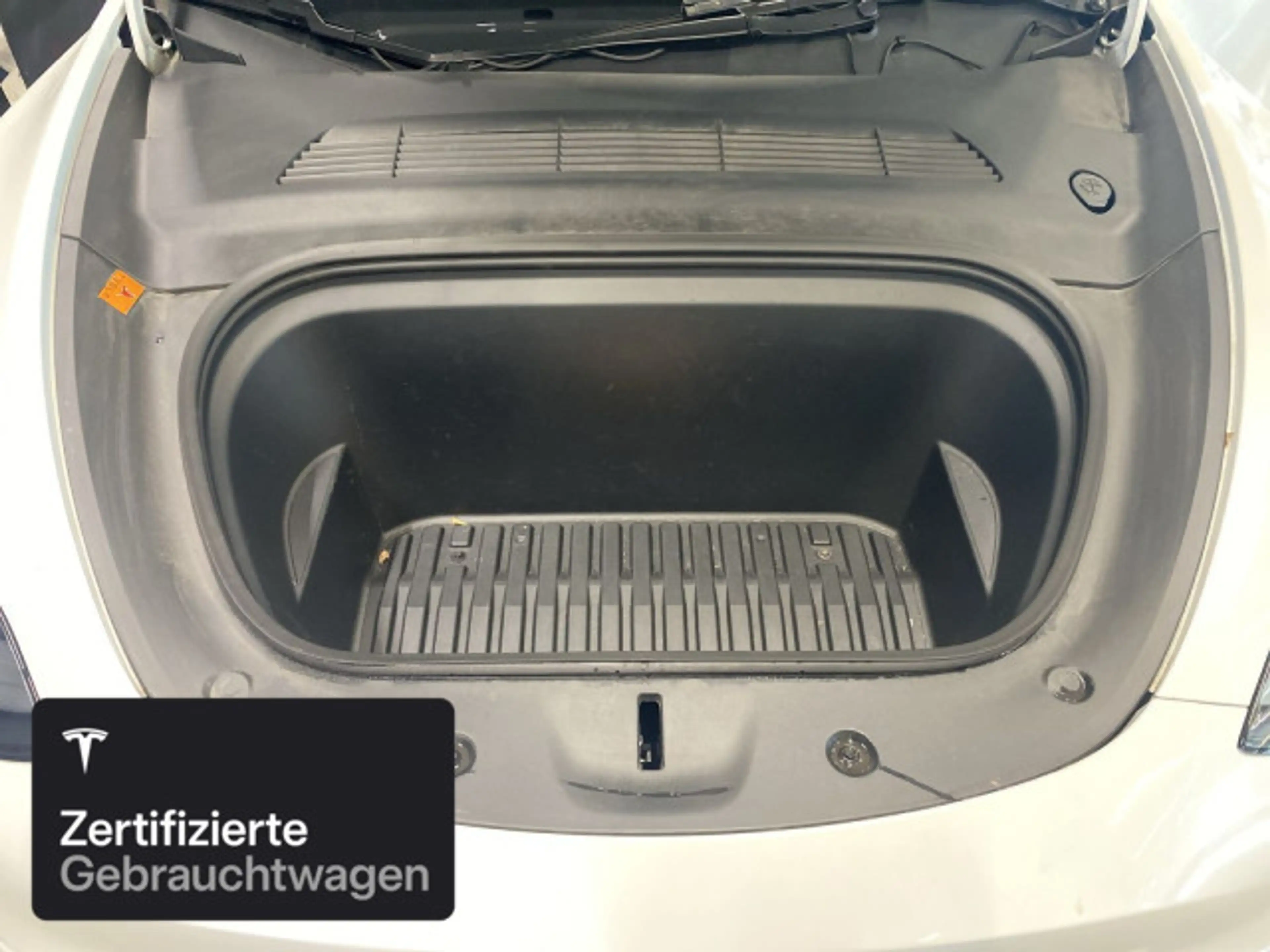 Tesla Model Y Long Range AWD — photo 8