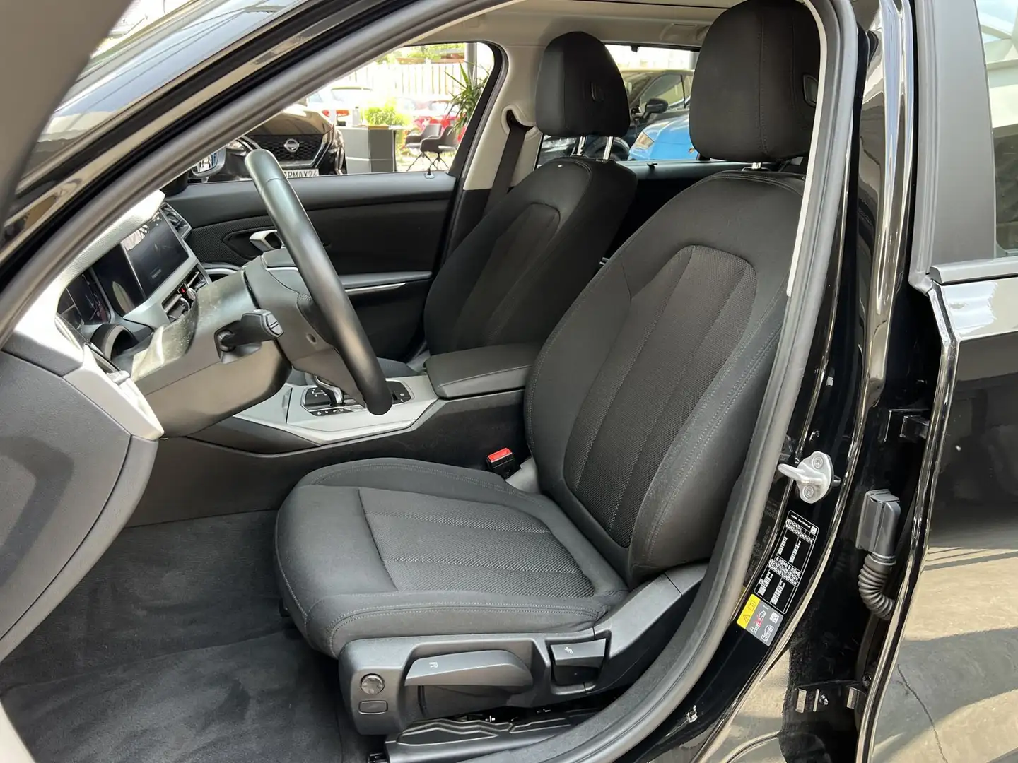BMW 330 3 330e Advantage Pano AHK Navi LED LifeCockpit Schwarz - 2