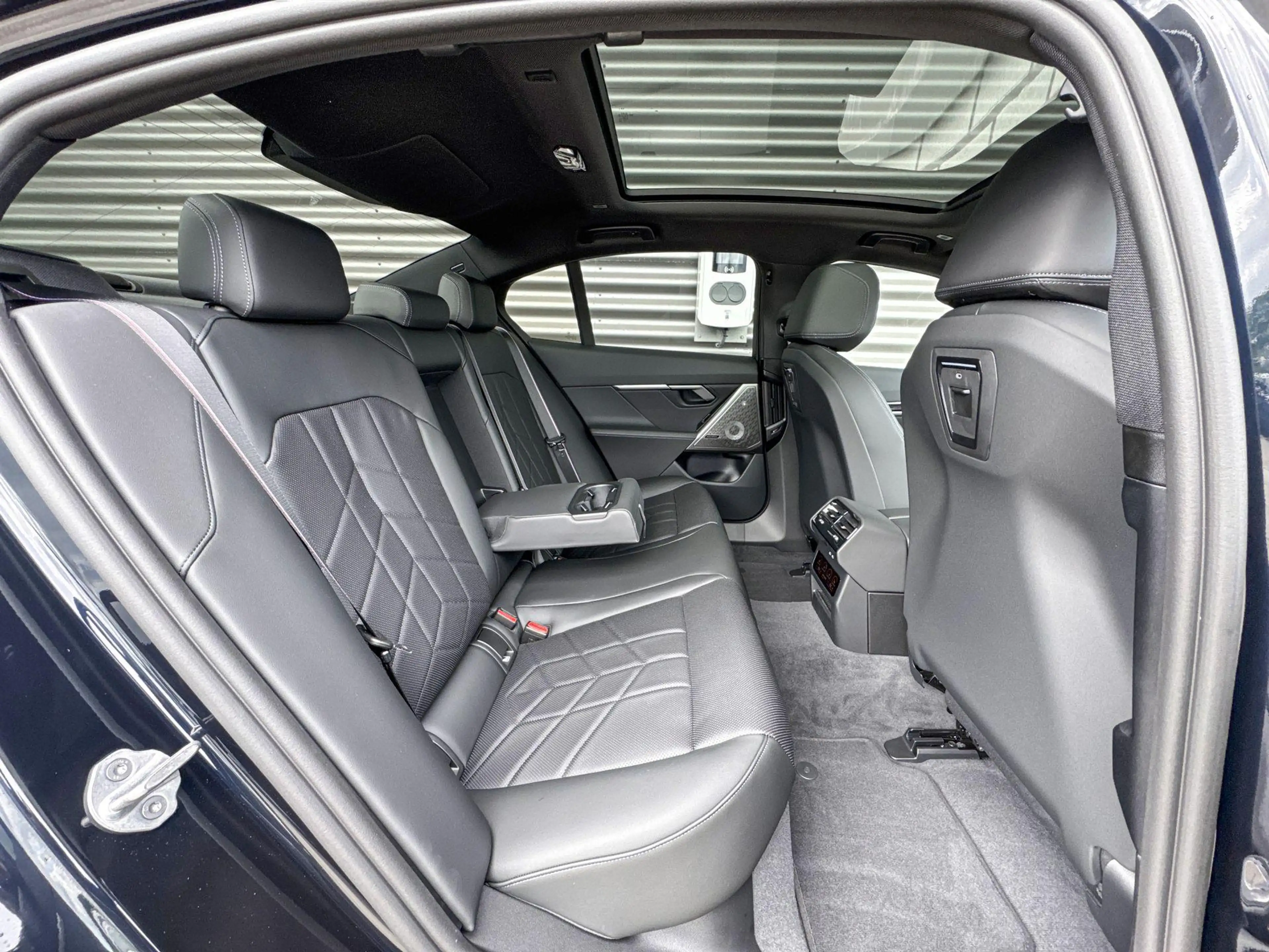 BMW i5 M60 xDrive 84 kWh — photo 9