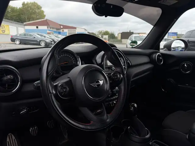 Mini Cooper view 12