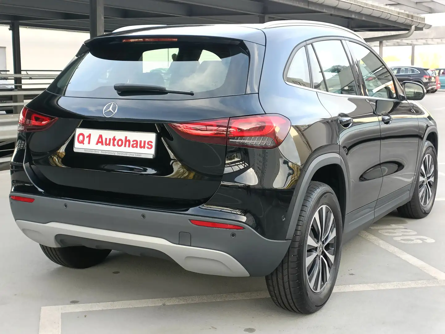 Mercedes-Benz GLA 180 d LED/MBUX+NAVI+DAB/SHZ/E-KLAPPE/RFK/SPUR+PARKASSI Schwarz - 2