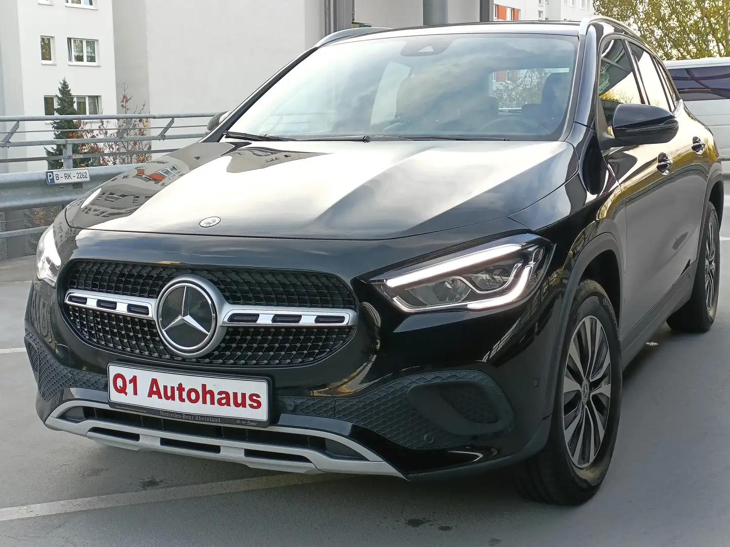 Mercedes-Benz GLA 180 d LED/MBUX+NAVI+DAB/SHZ/E-KLAPPE/RFK/SPUR+PARKASSI Schwarz - 1