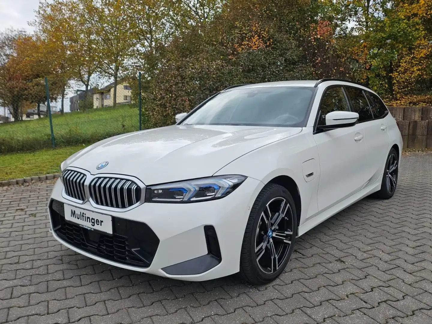 BMW 320 e T.xDr.M Sport HUD Live-Curved Finanz.328,- Weiß - 2