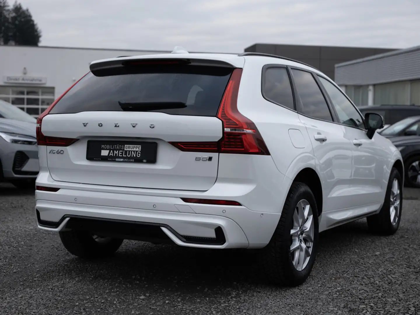 Volvo XC60 B5 Ultra Dark AWD H/K ACC HUD PANO 360° Weiß - 2