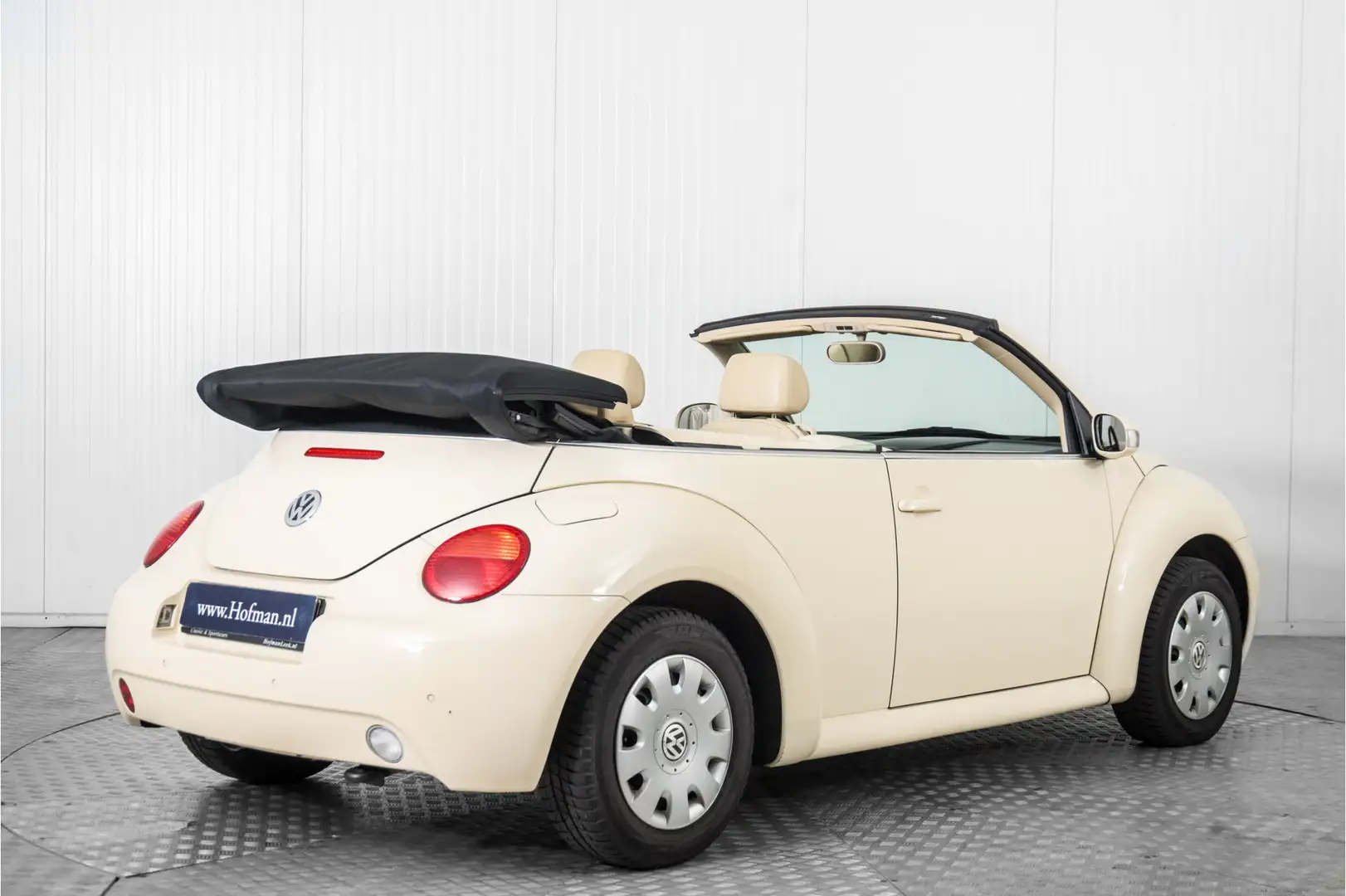Volkswagen New Beetle Cabriolet 1.6 leer en airco 1e eigenaar Beige - 2