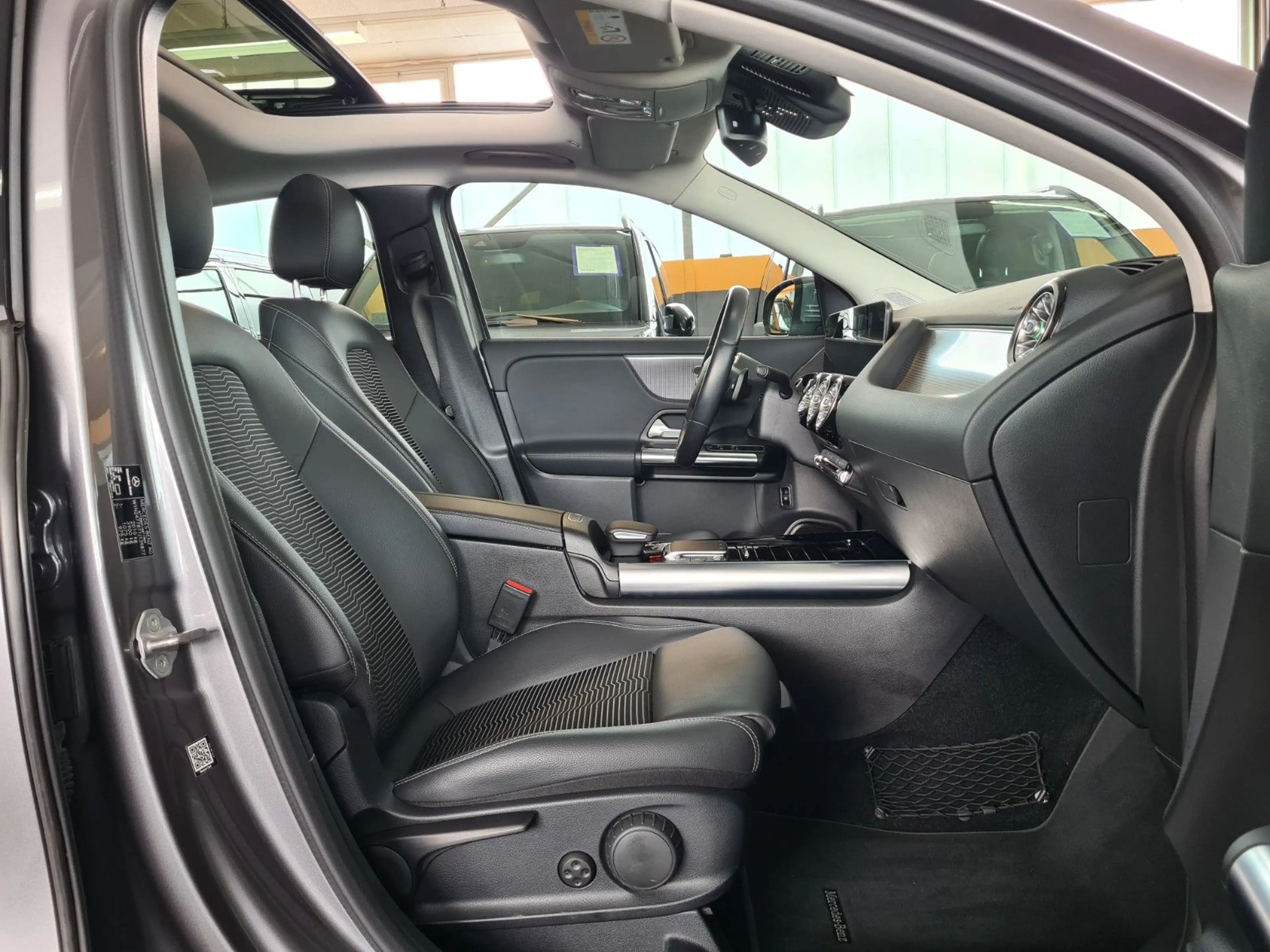 Mercedes-Benz GLA 200 Progr*Pano*Navi*LED*MBUX+*Ambiente*RFK — photo 11