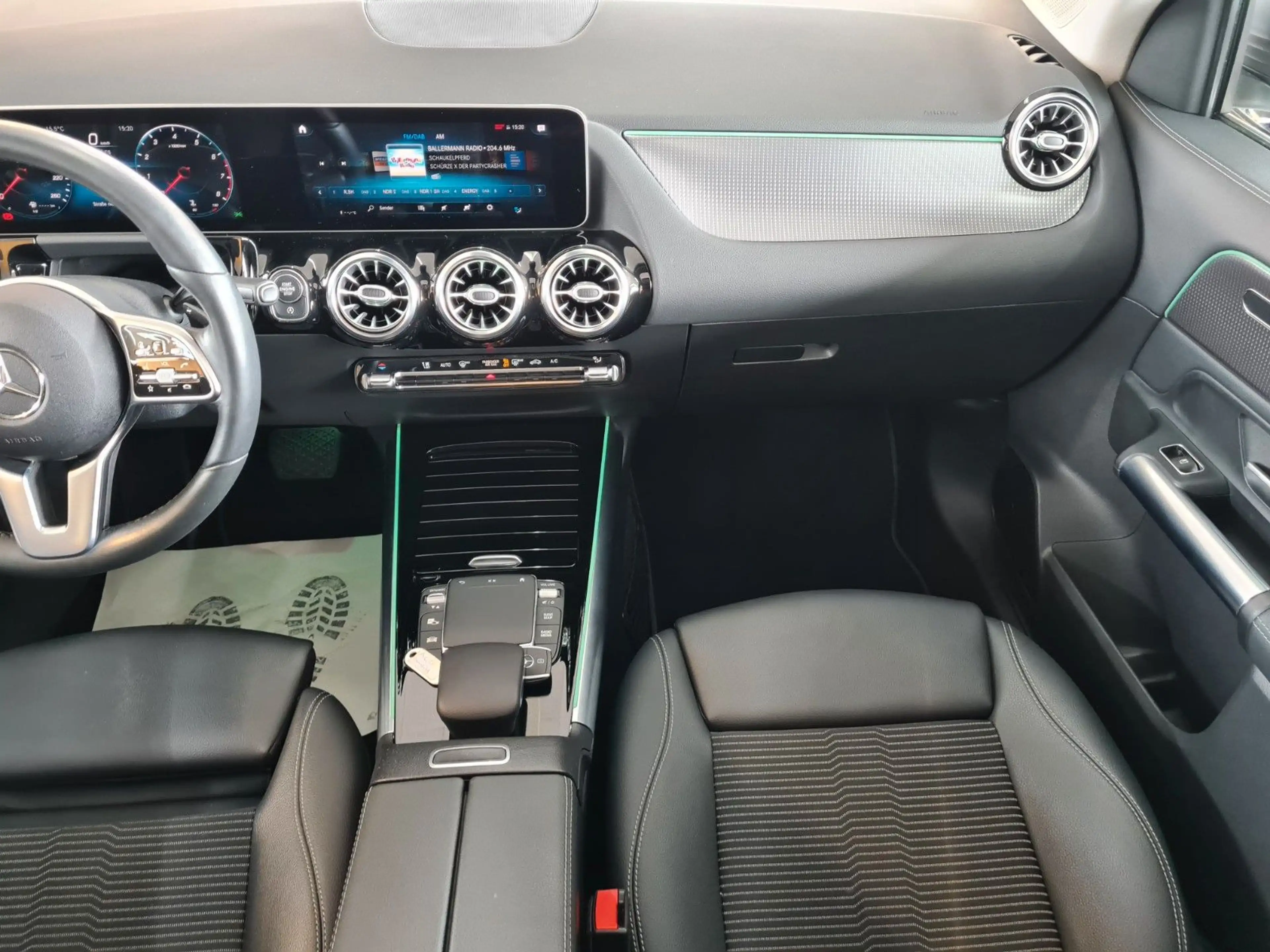 Mercedes-Benz GLA 200 Progr*Pano*Navi*LED*MBUX+*Ambiente*RFK — photo 14