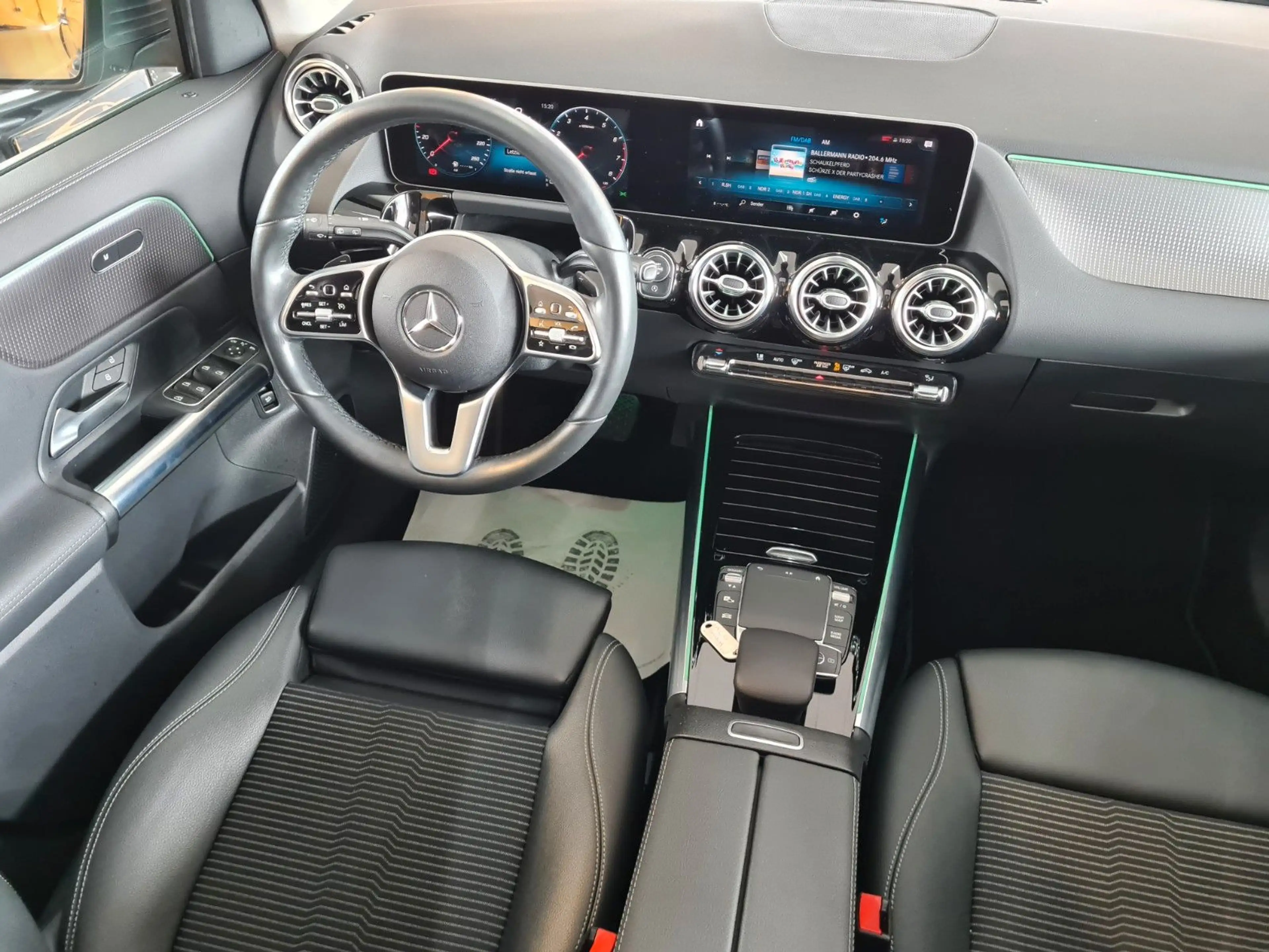 Mercedes-Benz GLA 200 Progr*Pano*Navi*LED*MBUX+*Ambiente*RFK — photo 13