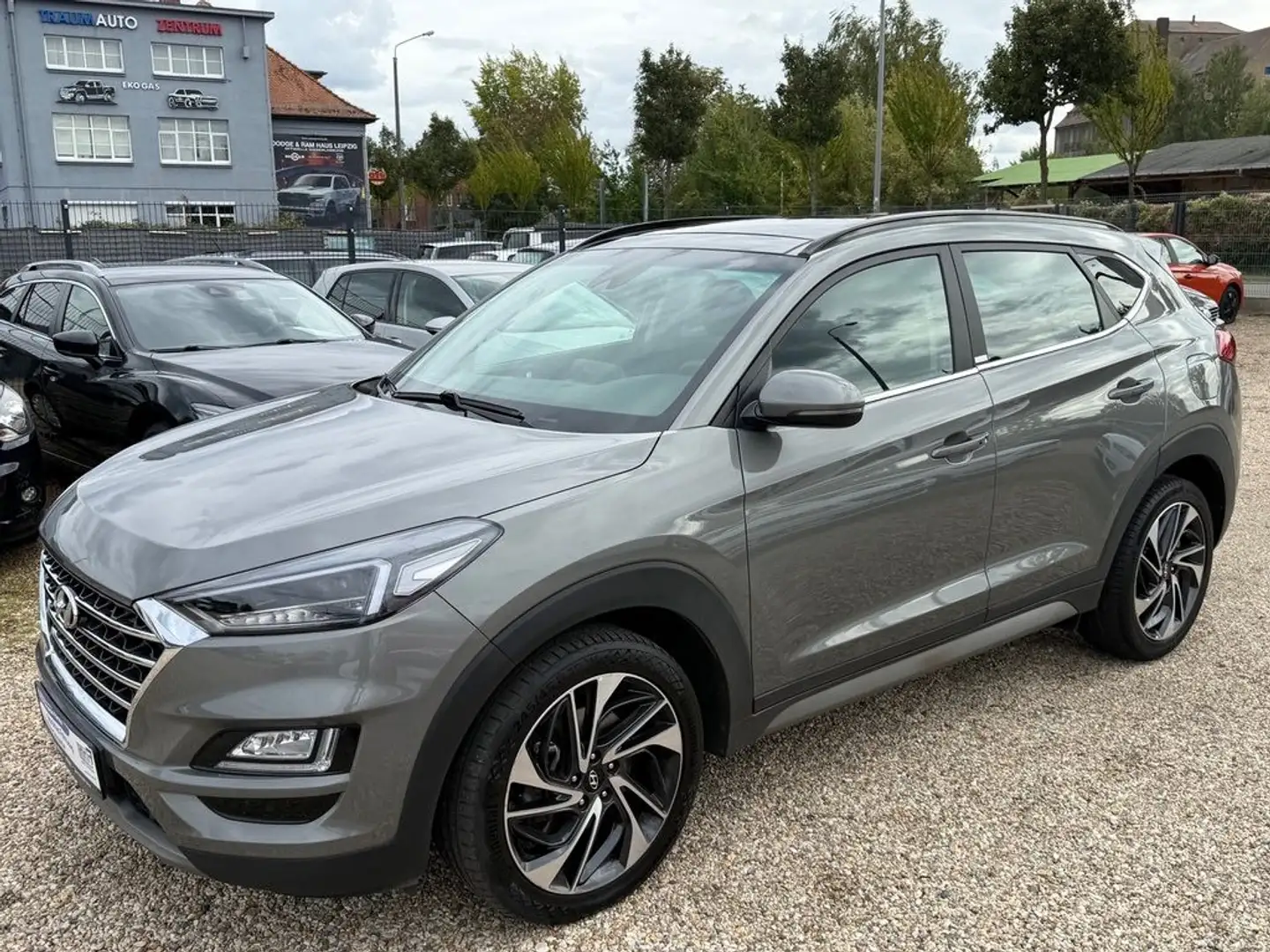 Hyundai TUCSON 1.6T/Aut/Pano/Totw/LED/Navi/Sitzh/Kamera! Gris - 1