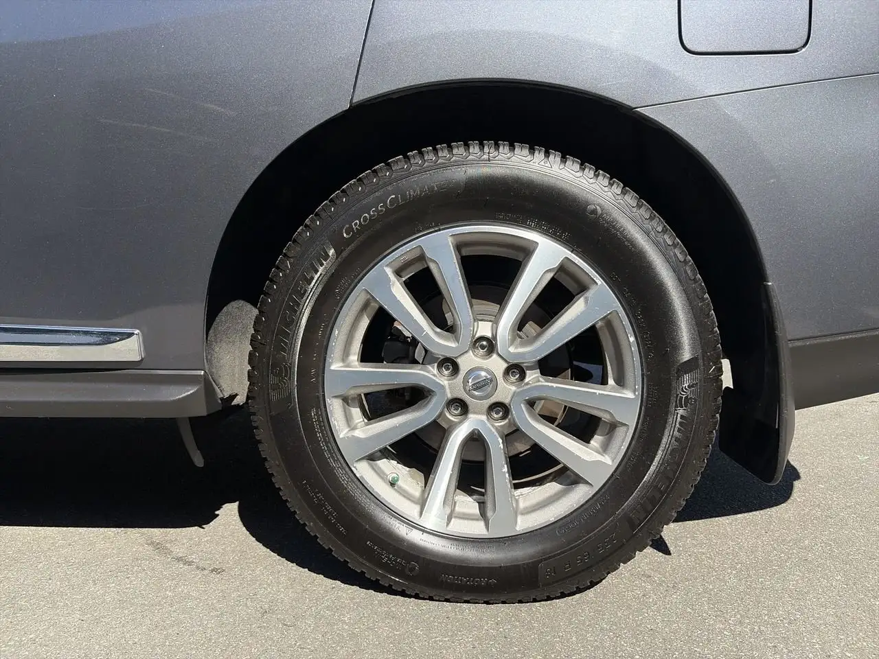 Nissan Pathfinder снимка Nissan Pathfinder
