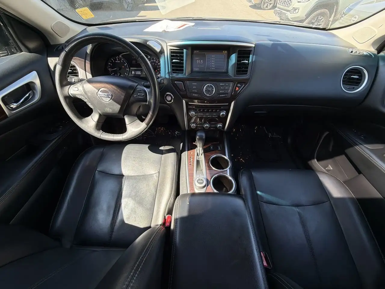 Nissan Pathfinder снимка Nissan Pathfinder