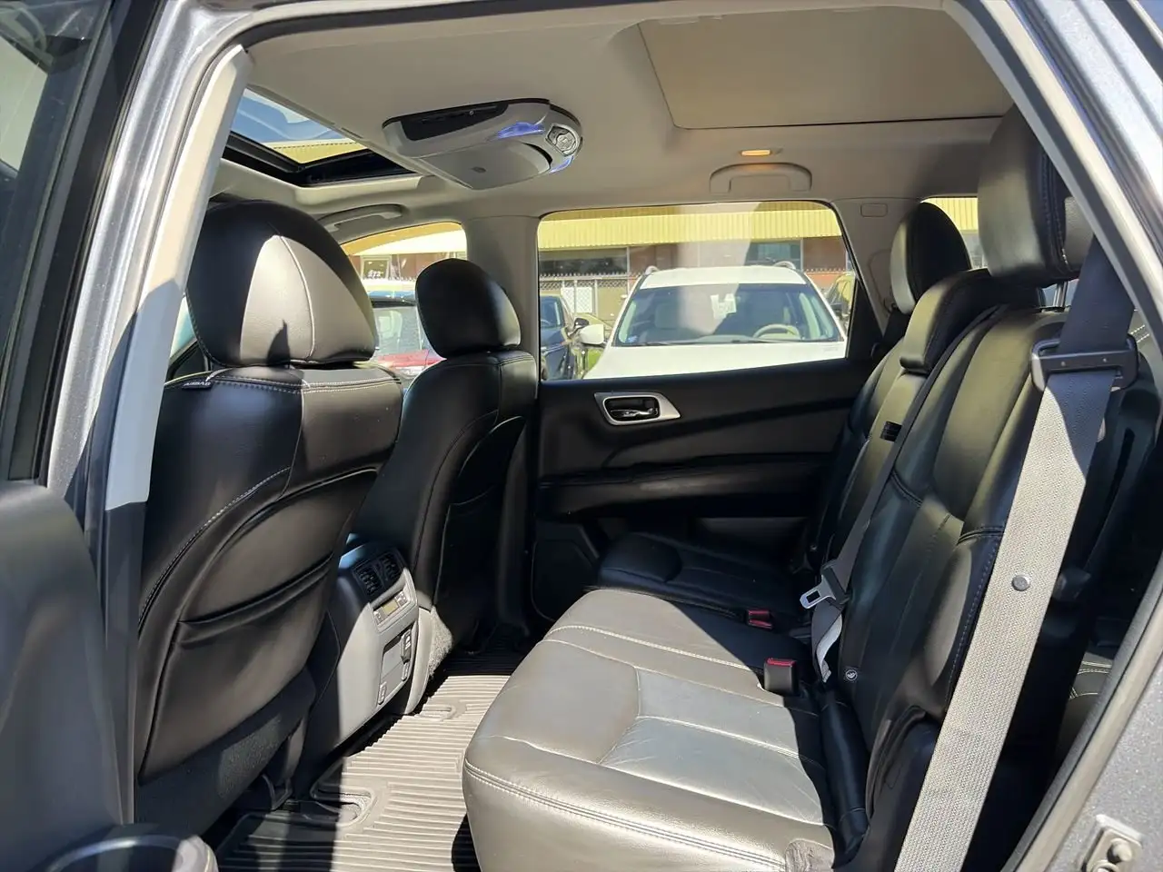Nissan Pathfinder снимка Nissan Pathfinder