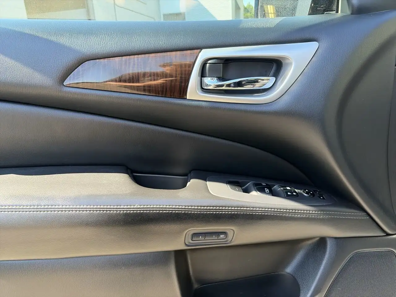 Nissan Pathfinder снимка Nissan Pathfinder