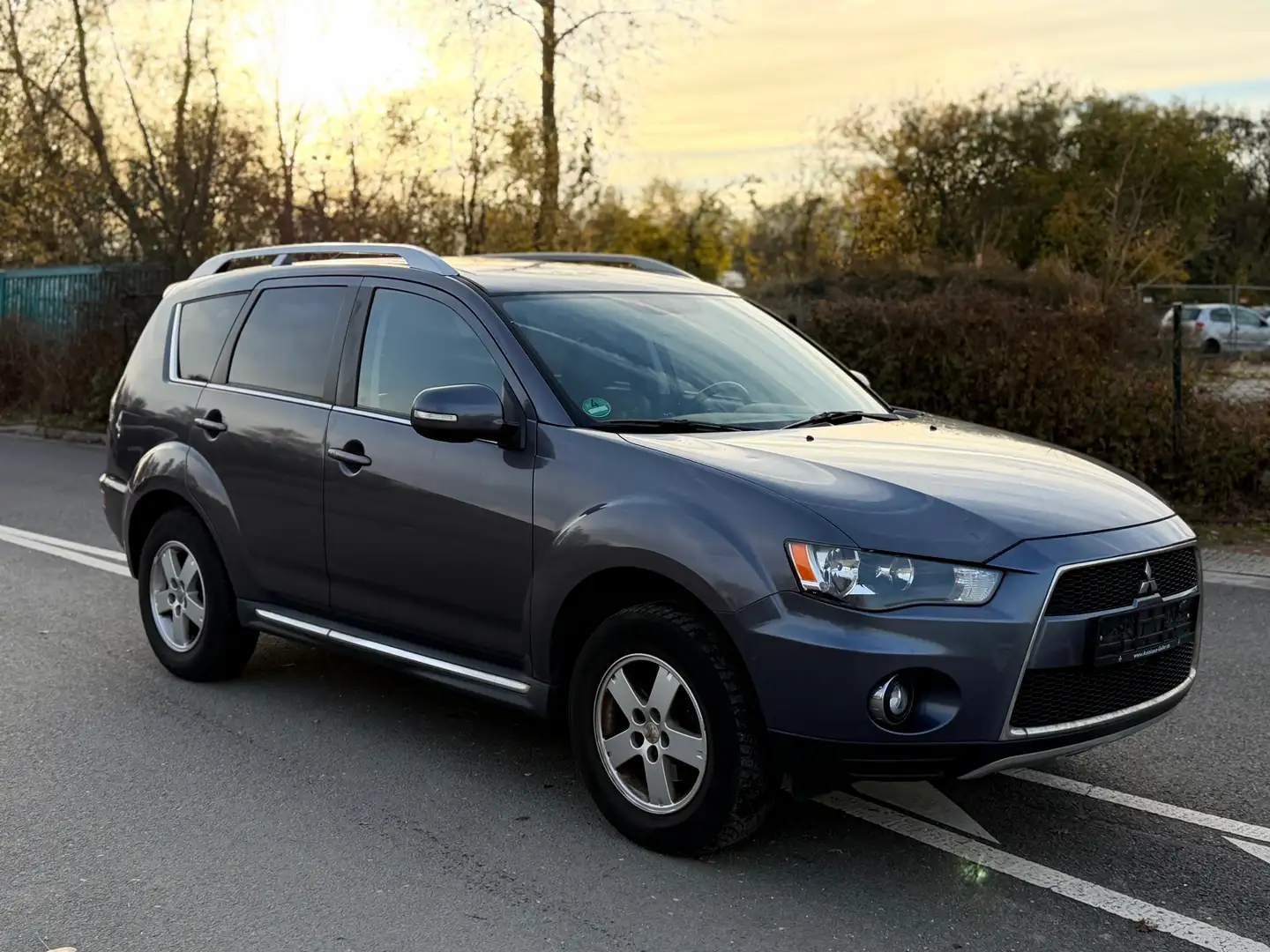 Mitsubishi Outlander Invite 2WD * 2 Jahre Tüv * 1 Hand Grau - 2