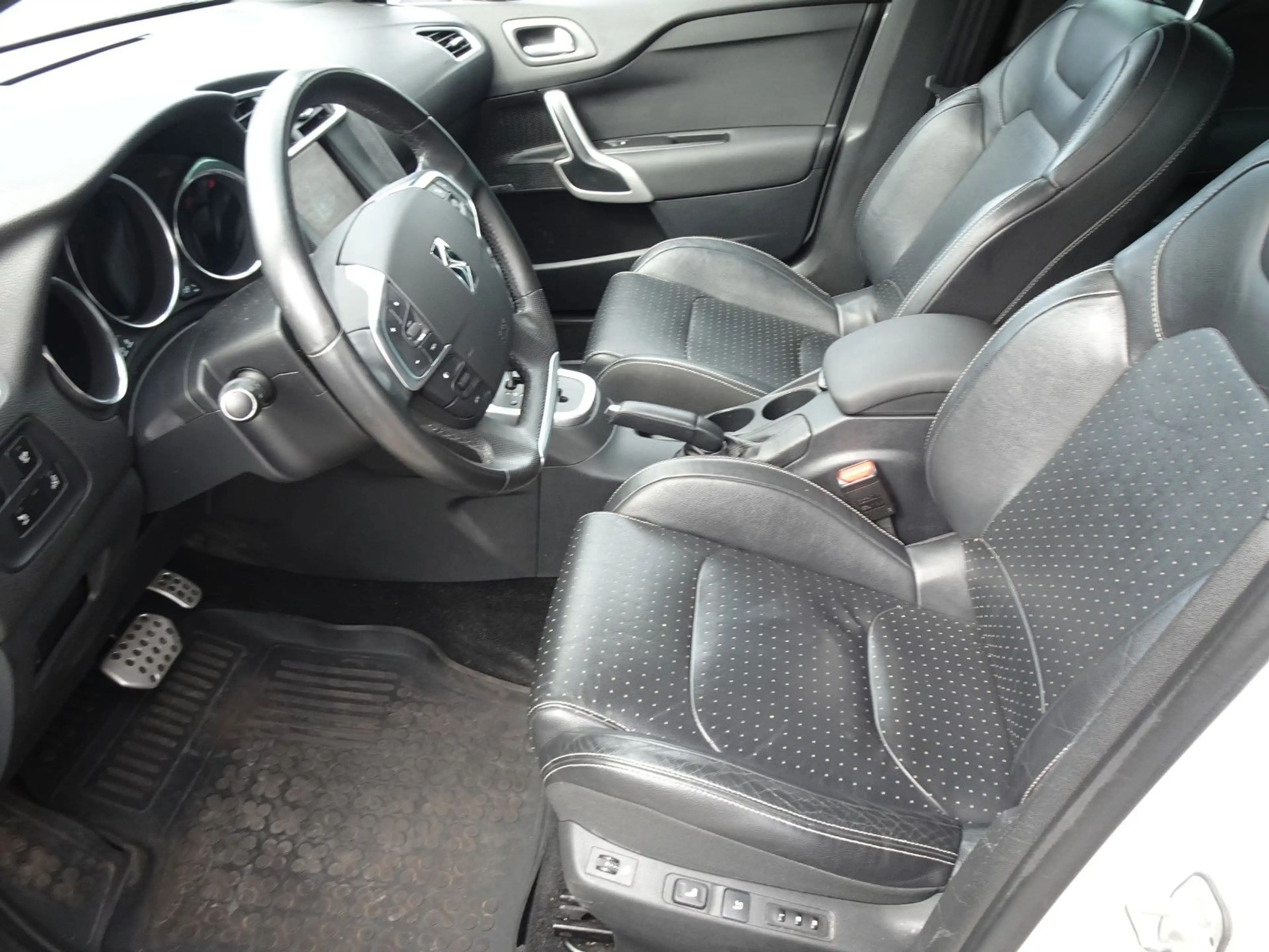 Citroen DS4 SoChic 1.6 120kW AUT. KLIMATR-PDC-LEDER-NAV — photo 7