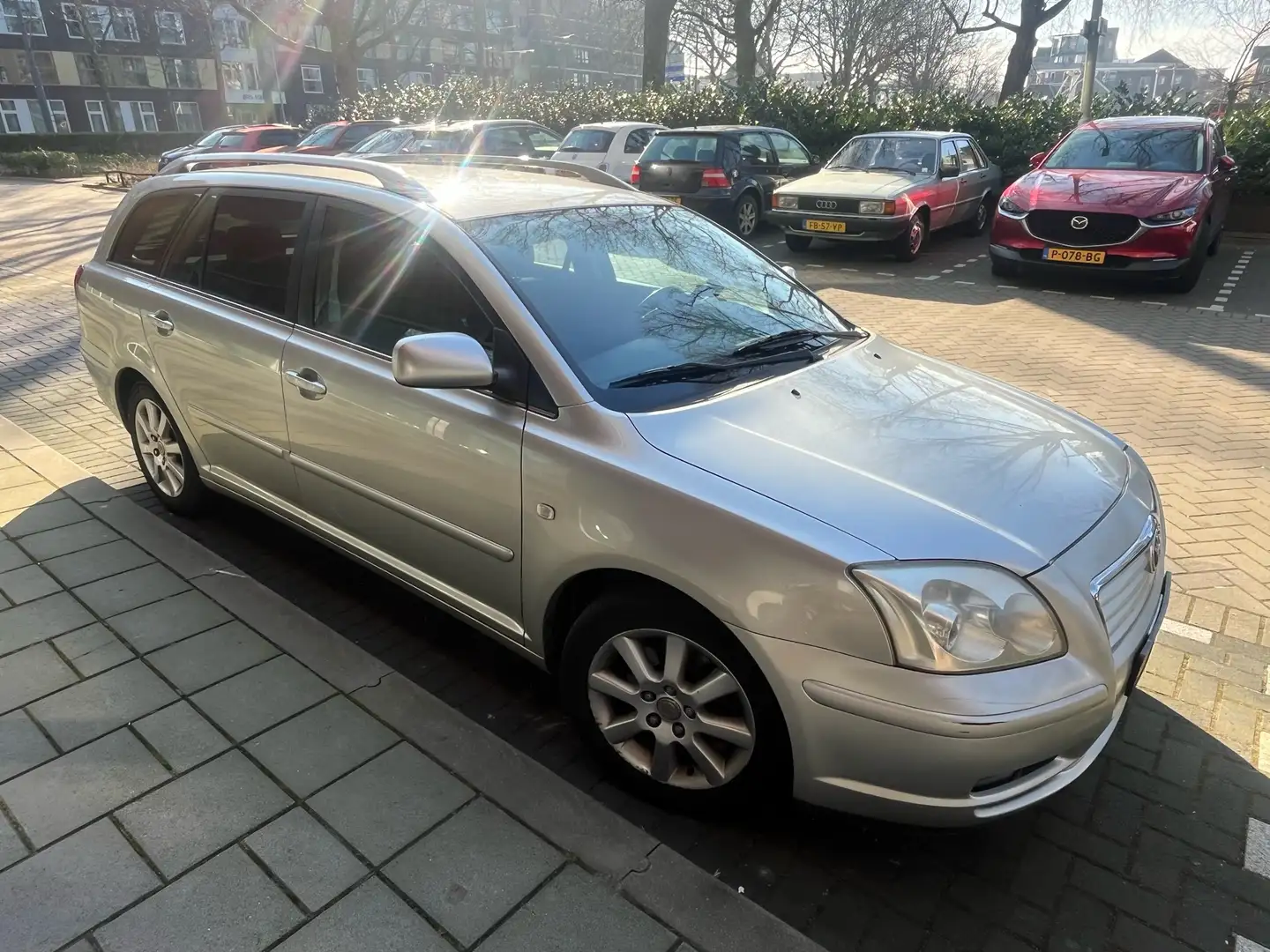 Toyota Avensis 2.0 D-4D Combi Executive - 1