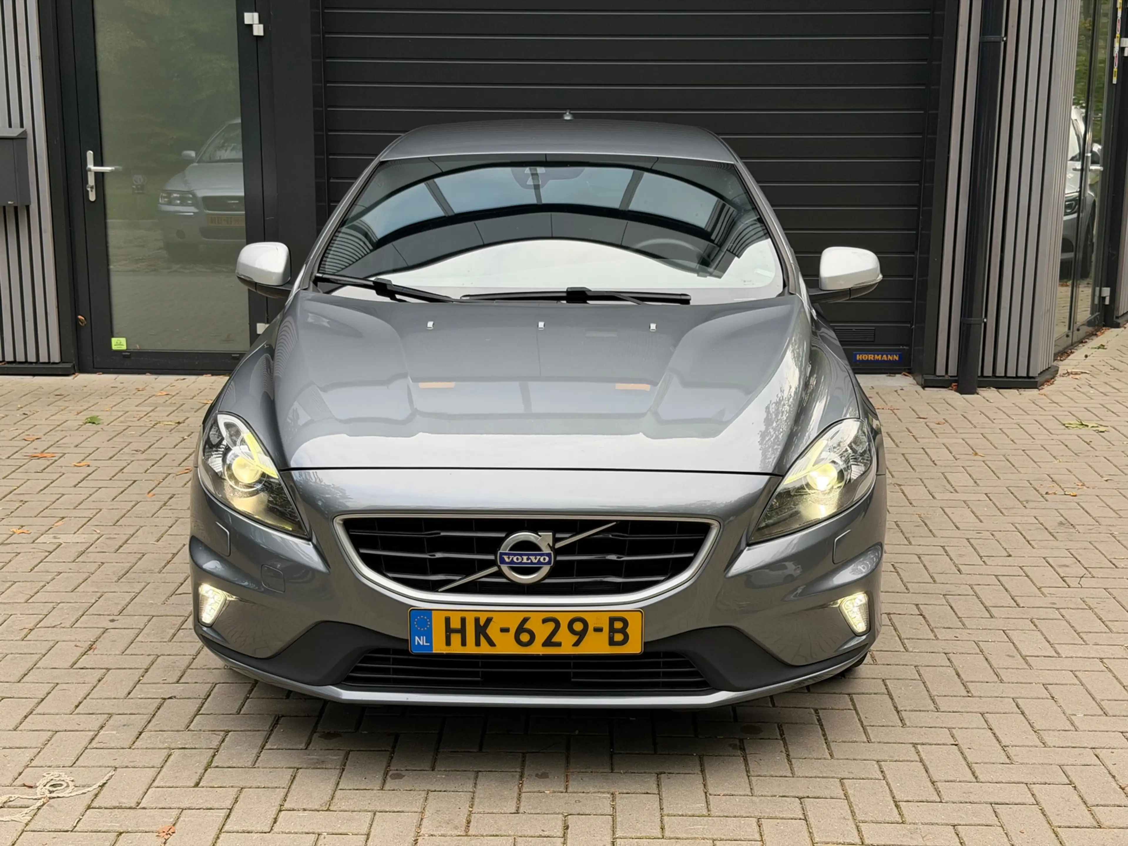 Volvo V40 2.0 D2 R-Design Business — photo 2