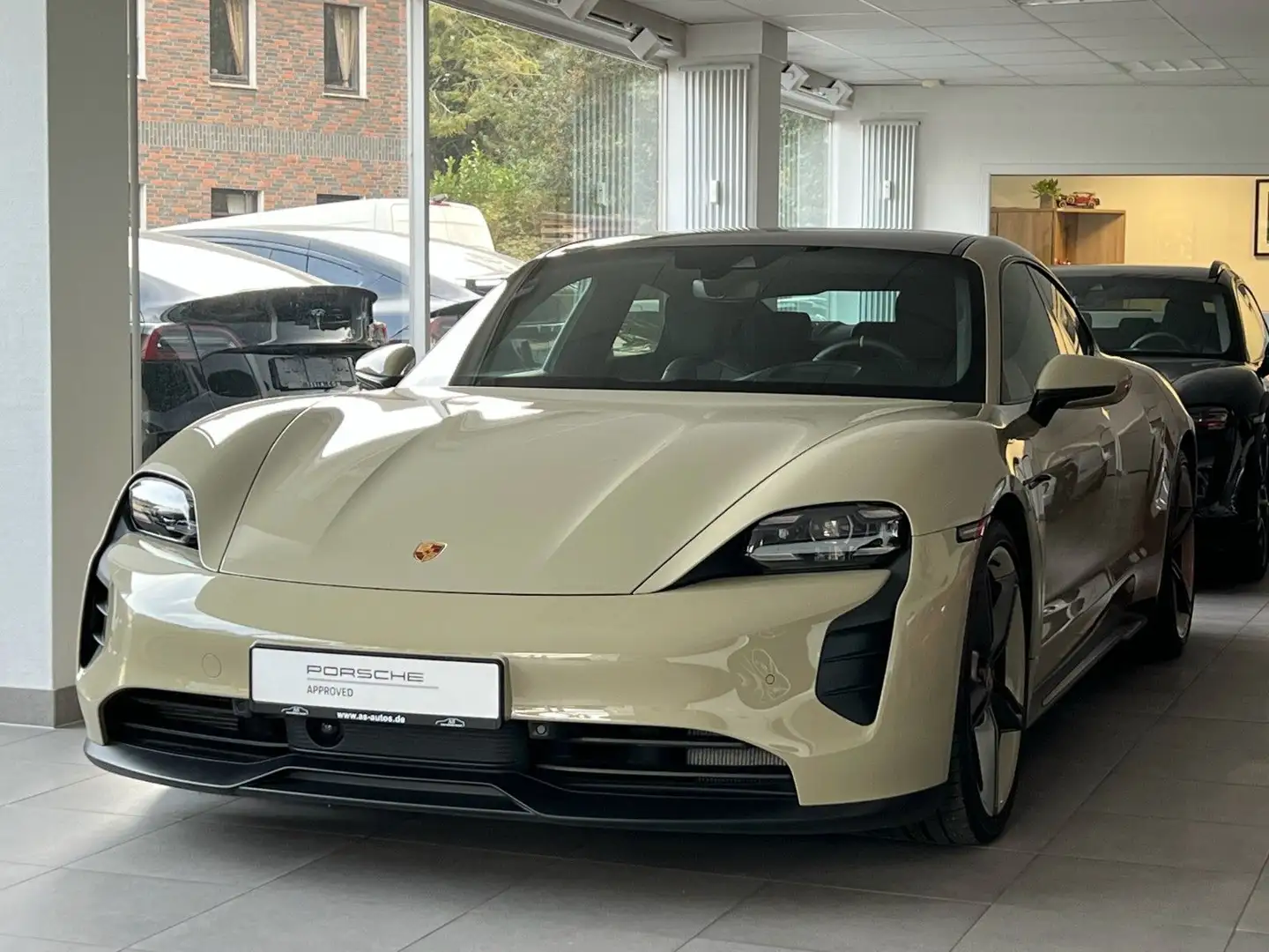 Porsche Taycan GTS Hockenheim Burmester Sunshine Fond-TV Grau - 1