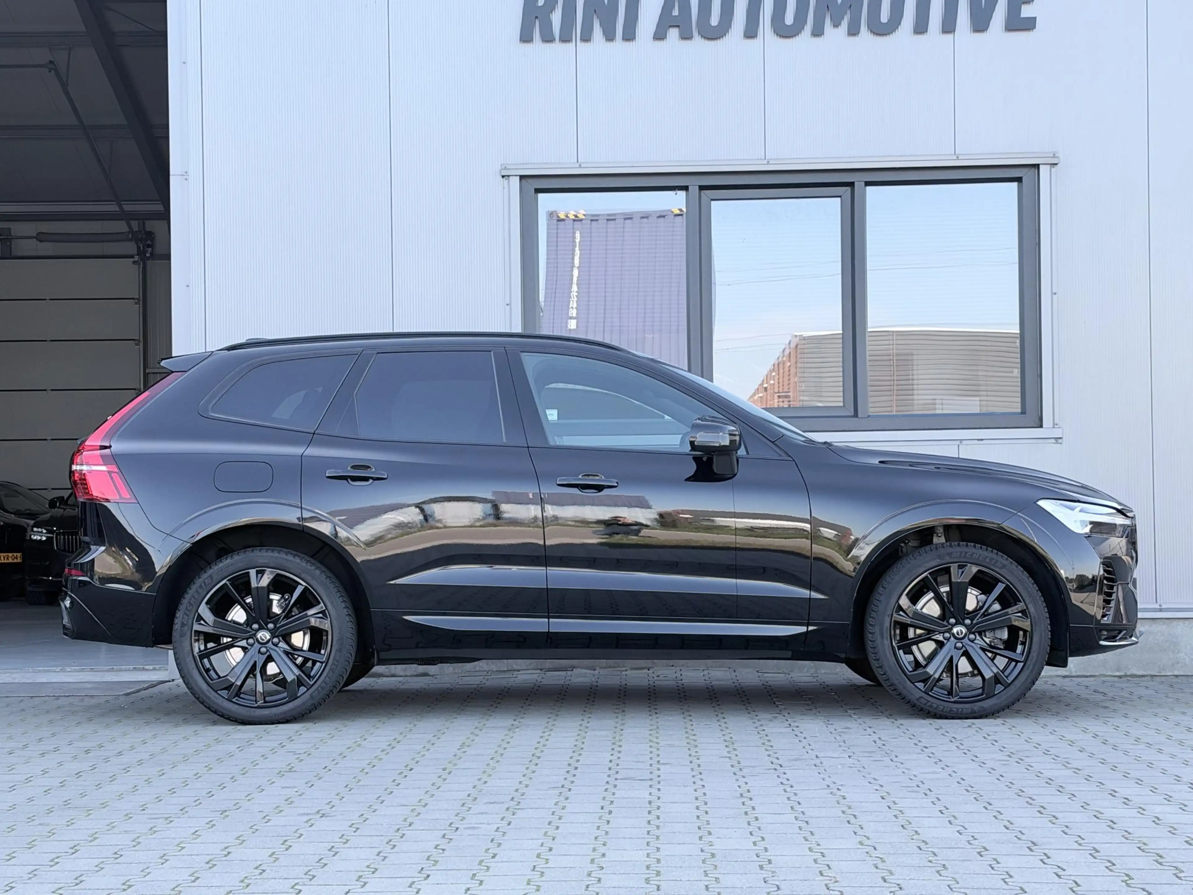 Volvo XC60 2.0 T8 Plug-in hybrid AWD Plus Black Edition 455 P — photo 3