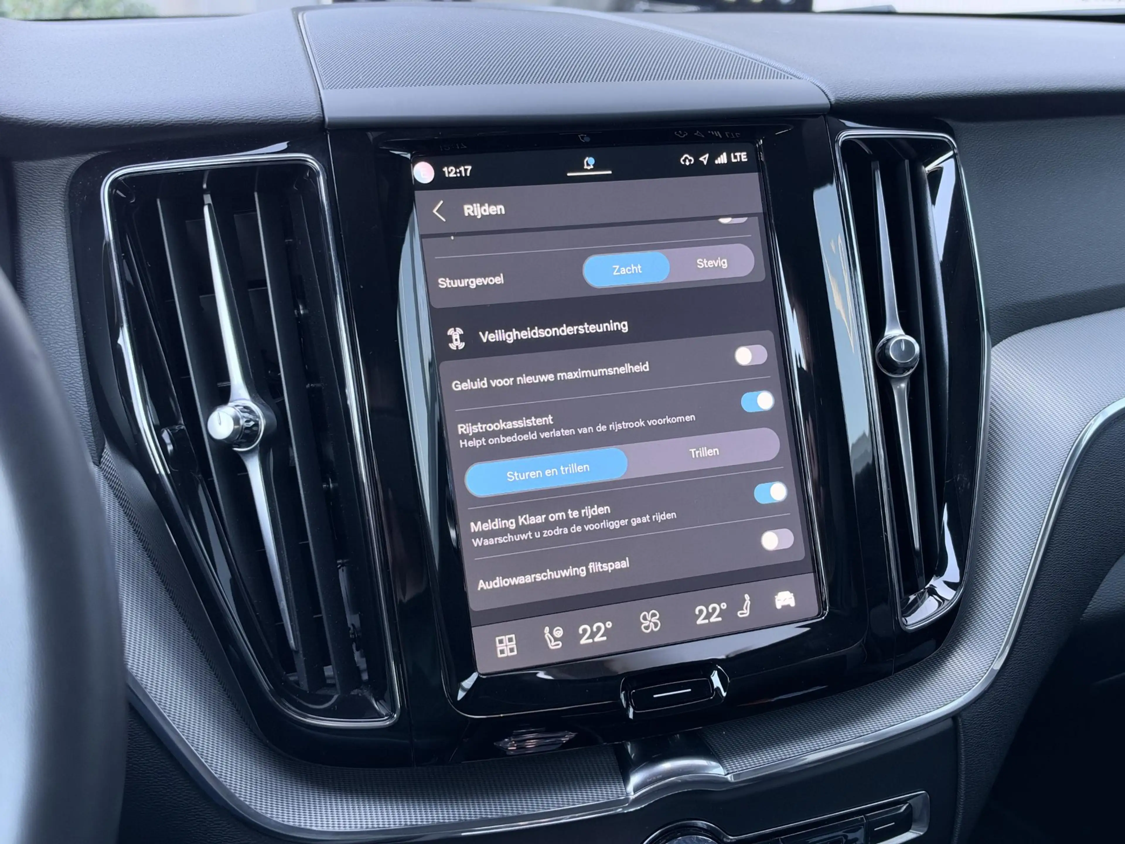 Volvo XC60 2.0 T8 Plug-in hybrid AWD Plus Black Edition 455 P — photo 17