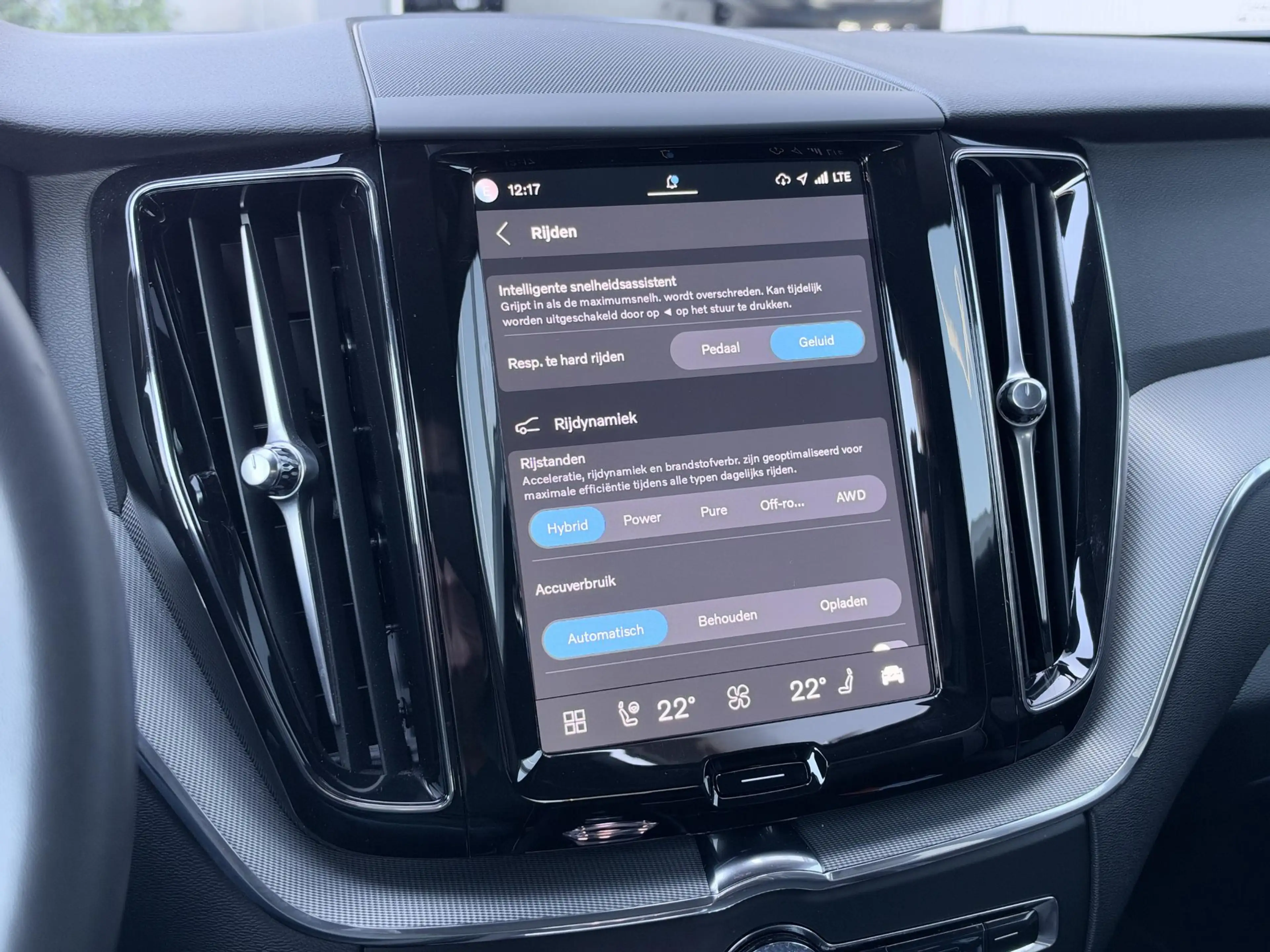 Volvo XC60 2.0 T8 Plug-in hybrid AWD Plus Black Edition 455 P — photo 18