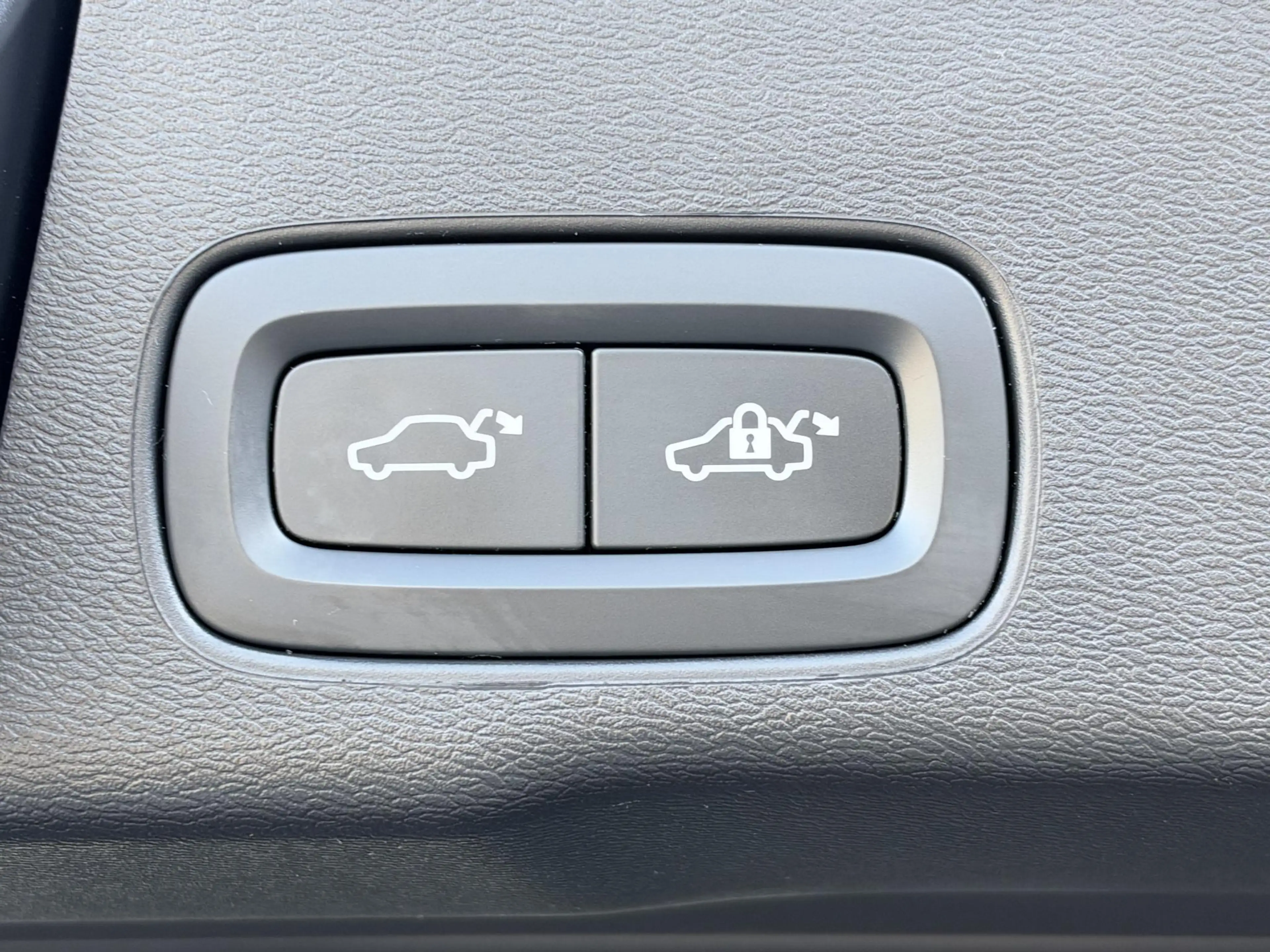 Volvo XC60 2.0 T8 Plug-in hybrid AWD Plus Black Edition 455 P — photo 22