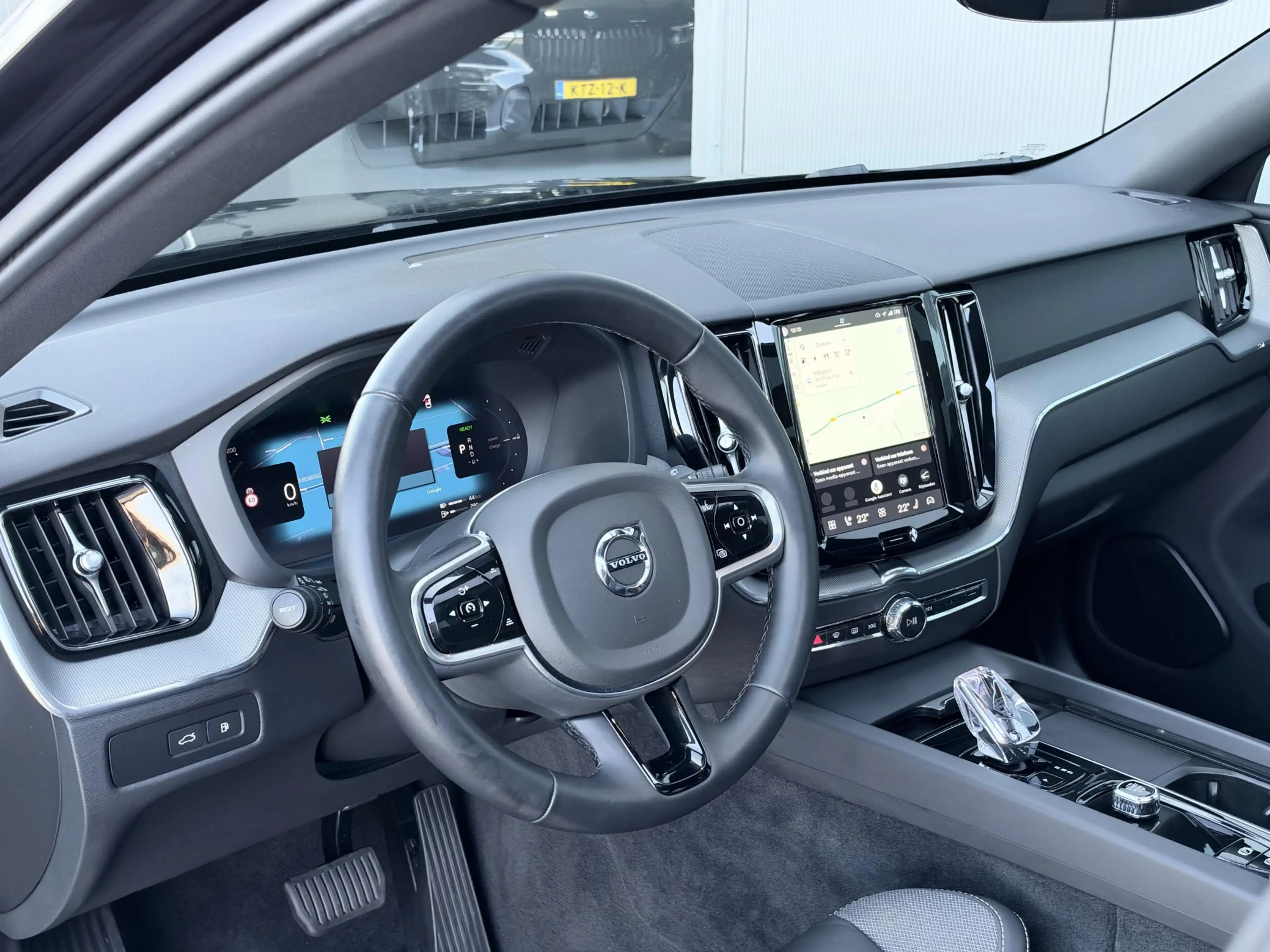 Volvo XC60 2.0 T8 Plug-in hybrid AWD Plus Black Edition 455 P — photo 13