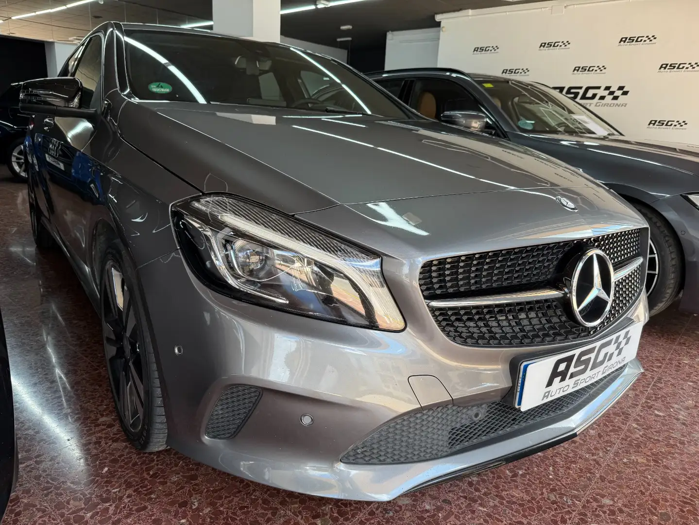 Mercedes-Benz A 180 180d Gris - 2