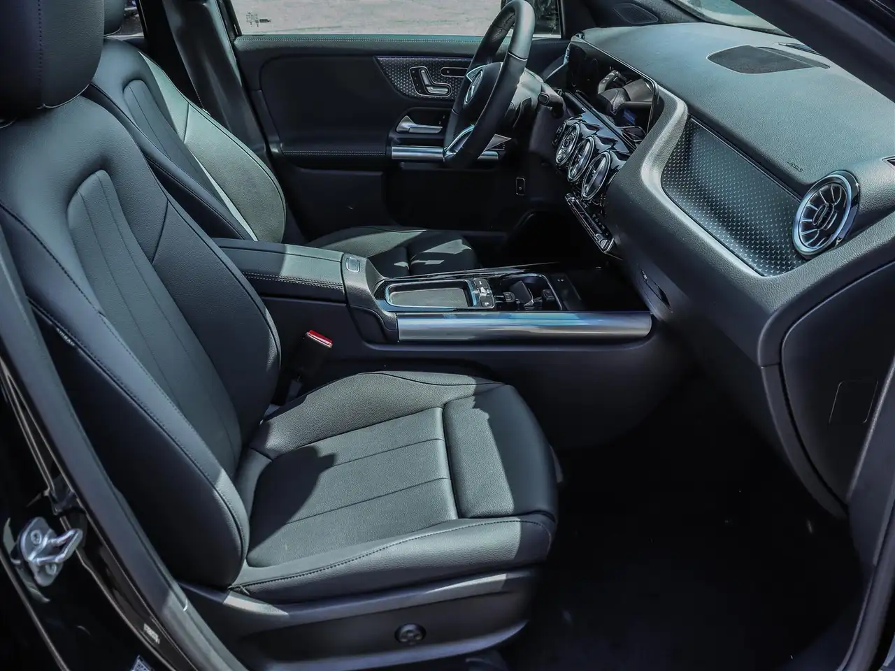 Mercedes-Benz GLA снимка Mercedes-Benz GLA