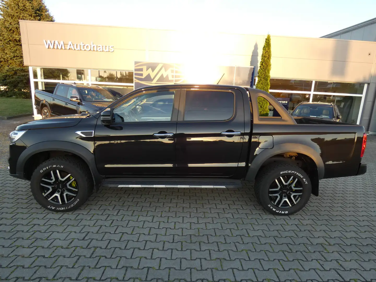 JAC 8 Pro Pick-Up 2,4 MT 4WD, Leder, Klima, 360° Kamera, LKW-Zulassung, PDC, Top Zustand Schwarz - 2