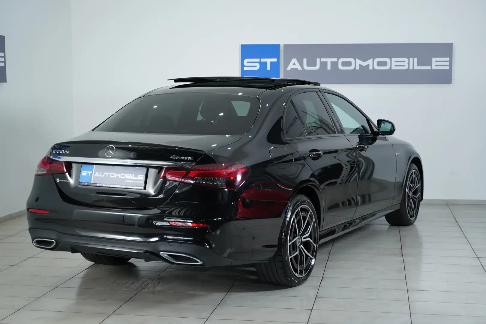 Mercedes-Benz E 300 de 4Matic Aut. // 1.BESITZ // AMG-LINE // PANO // Schwarz - 2