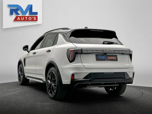 Lynk & Co 01 view 3