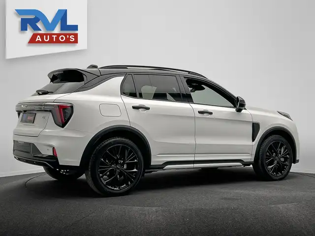 Lynk & Co 01 view 11