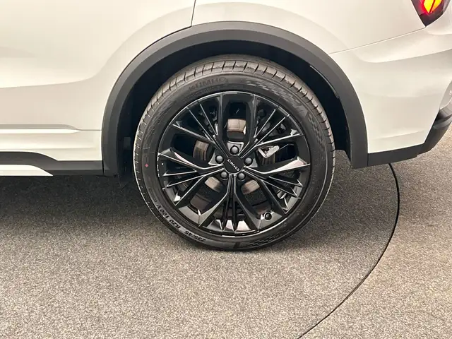 Lynk & Co 01 view 15