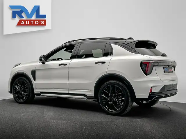 Lynk & Co 01 view 8