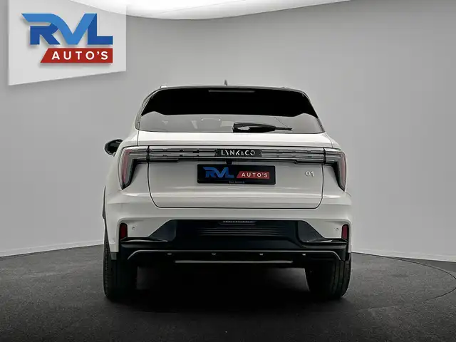Lynk & Co 01 view 9