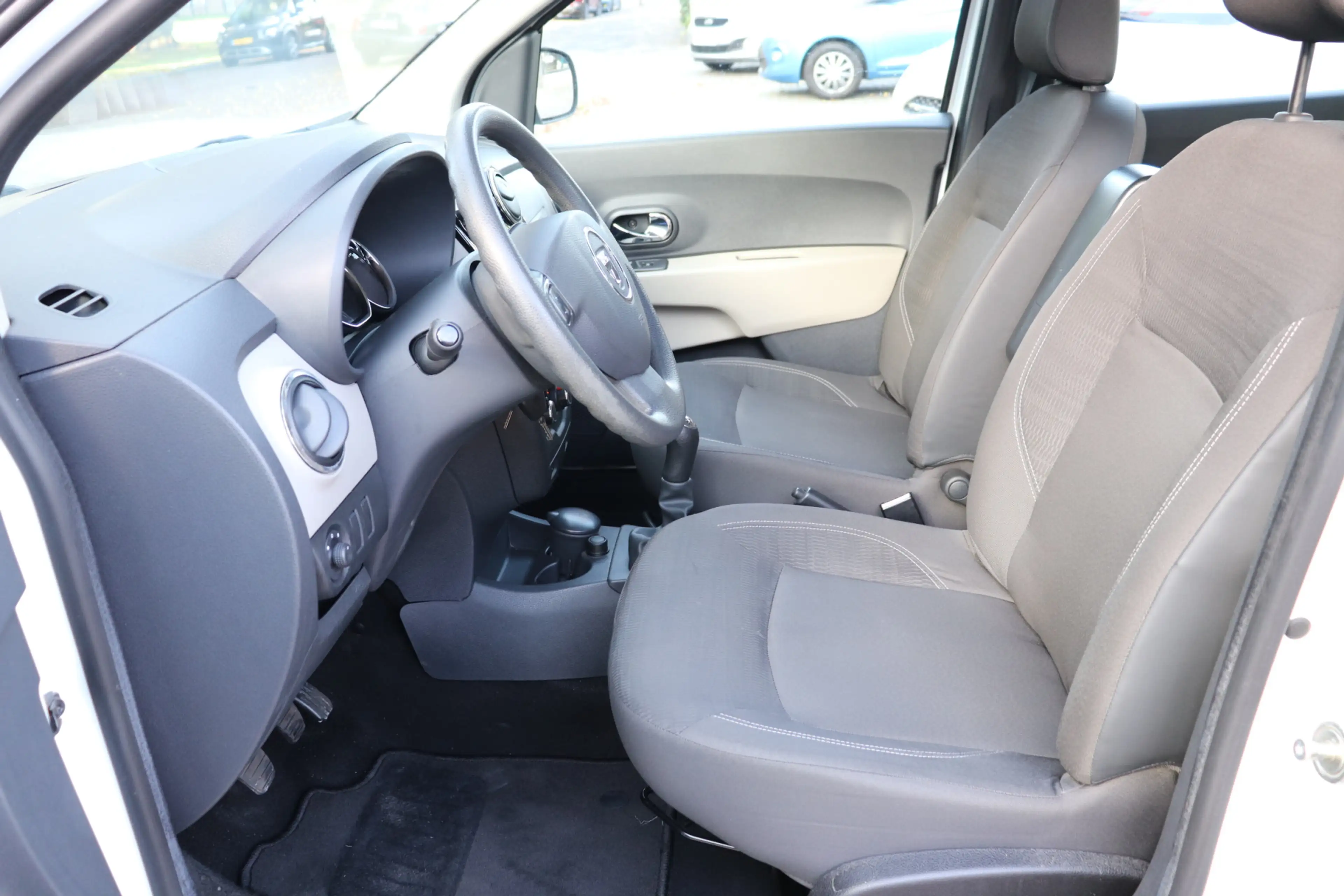 Dacia Lodgy 1.2 TCe Lauréate 5p. Trekhaak, goed onderhouden. — photo 11