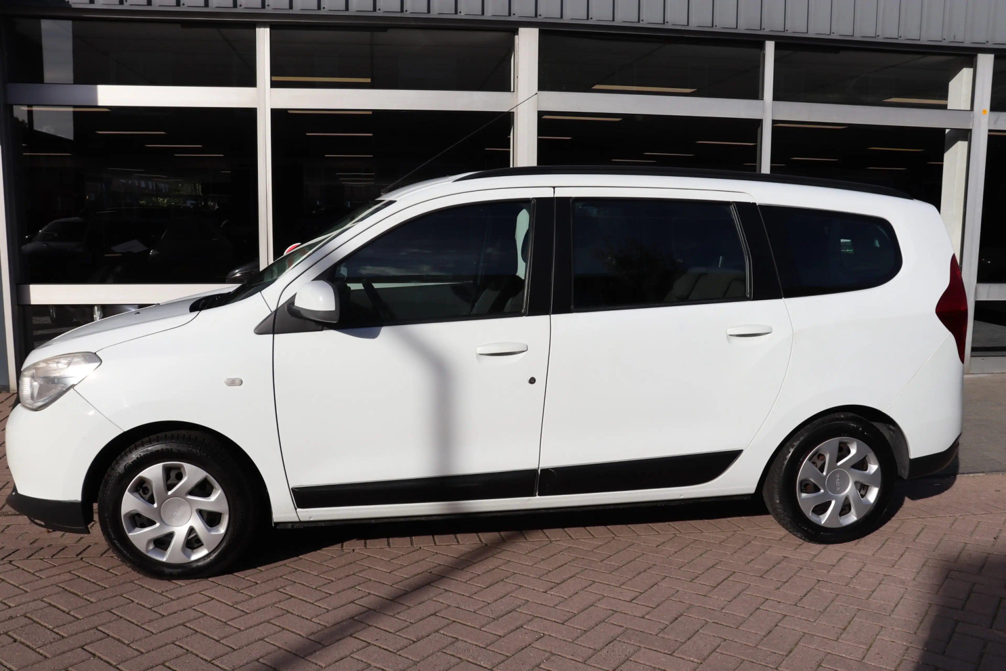 Dacia Lodgy 1.2 TCe Lauréate 5p. Trekhaak, goed onderhouden. — photo 2