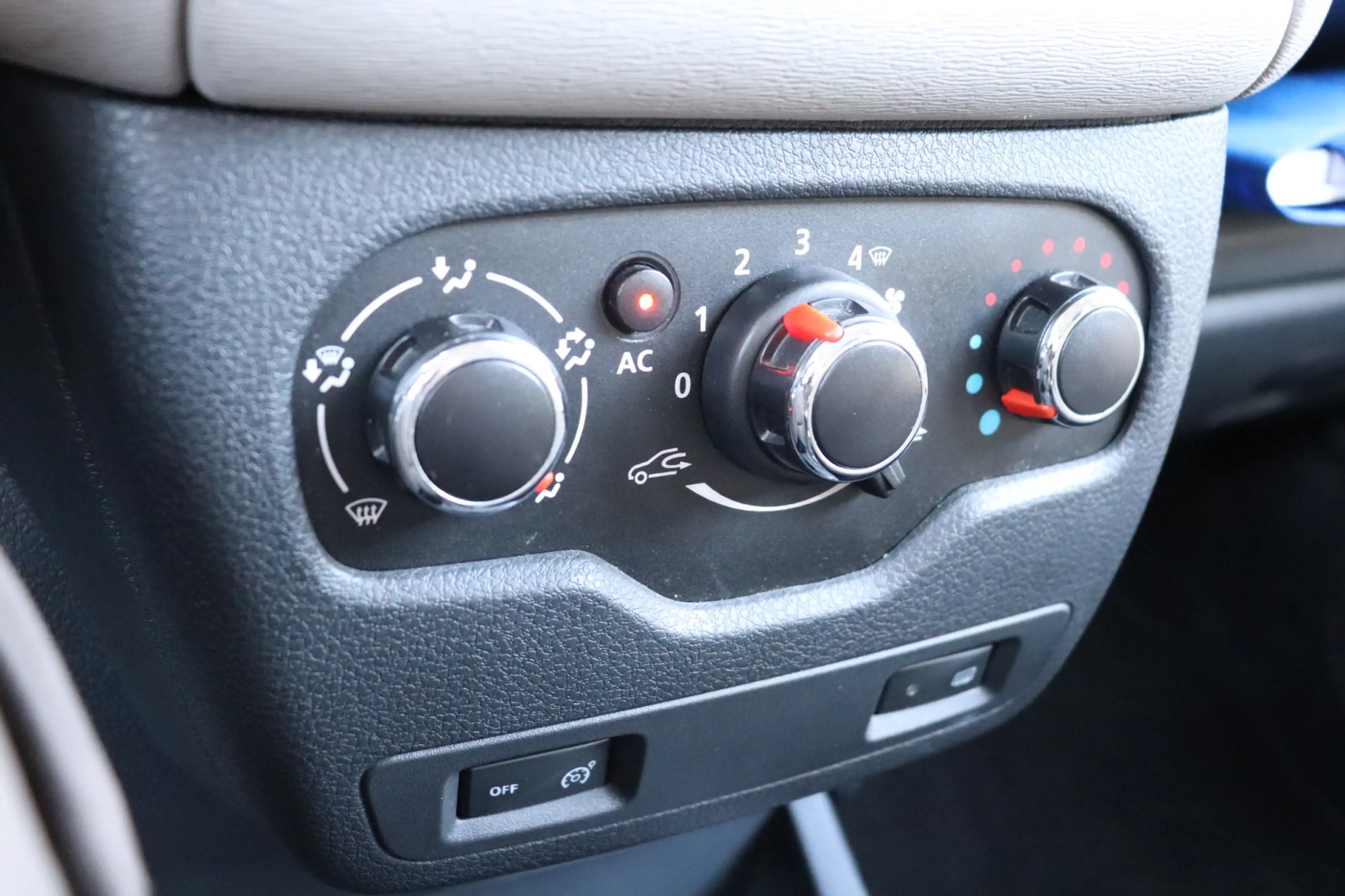 Dacia Lodgy 1.2 TCe Lauréate 5p. Trekhaak, goed onderhouden. — photo 16