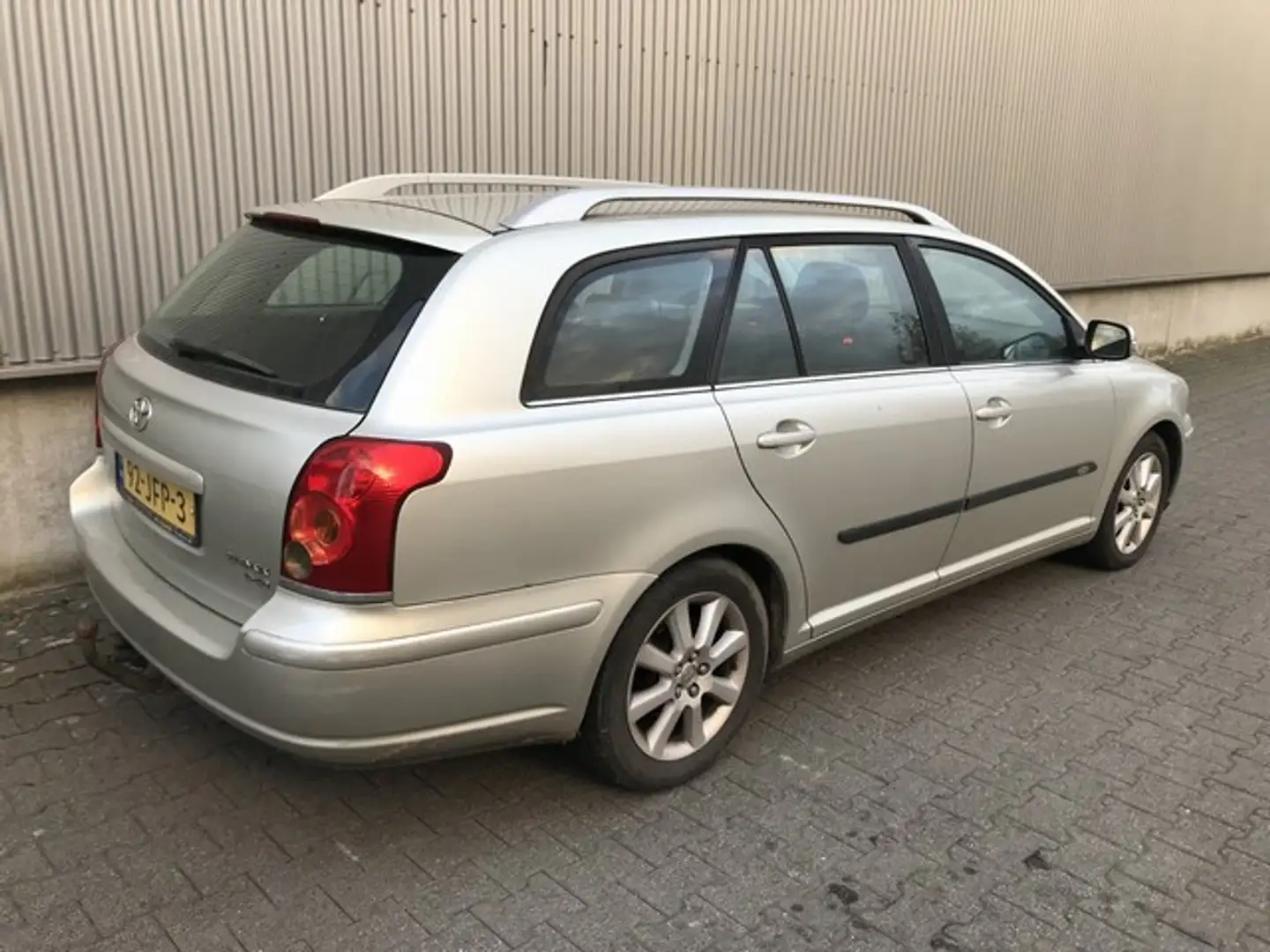 Toyota Avensis Wagon 2.0 D-4D Luna Business Clima | Navi | Cruise Grijs - 2