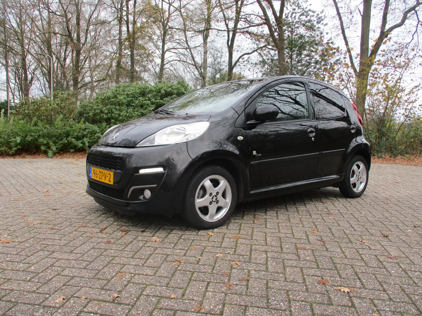 Peugeot 107 1.0 Black Zwart - 2