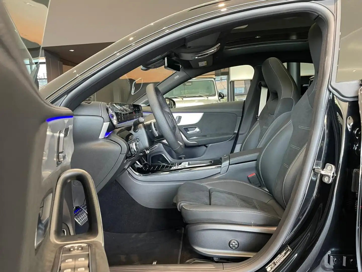 Mercedes-Benz CLA 250 e AMG+PANO+AHK+DISTR+HUD+MULTIBEAM+KEYL+ Schwarz - 2