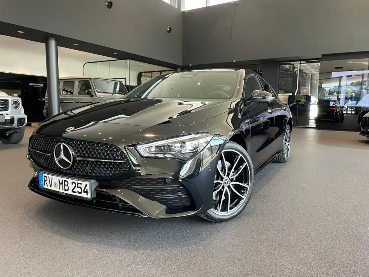 Mercedes-Benz CLA 250 e AMG+PANO+AHK+DISTR+HUD+MULTIBEAM+KEYL+ Schwarz - 1