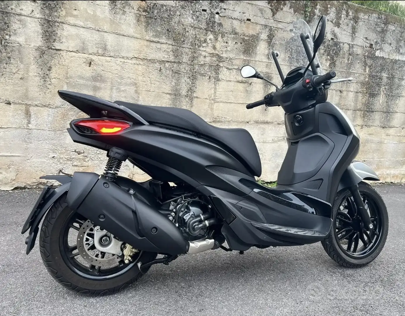 Piaggio Beverly 300 DEEP BLACK ABS-ASR - 1