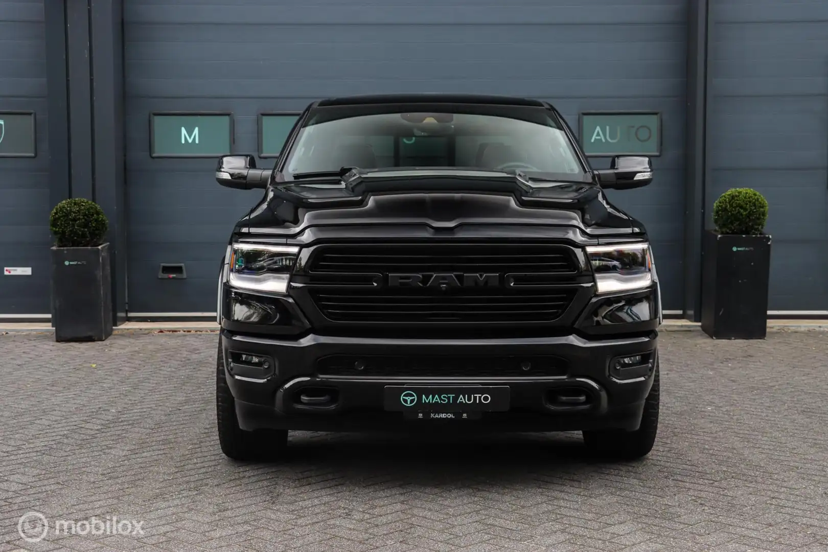 Dodge RAM 1500 4X4 5.7 V8 4x4 Crew Cab | NAP | Leder | Pano Schwarz - 2